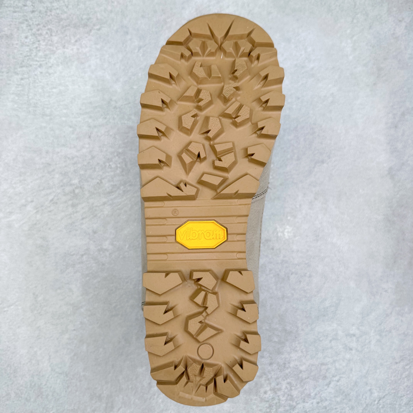 图片[9]-CRISPI Monaco 摩纳哥 GTX 登山耐磨防水中帮 户外功能鞋 CRISPI是一款登山鞋品牌，公司依靠的是对于制鞋与传统工艺从未抹灭的热情与热爱。时不时都在回顾与反思一路走过的路并且朝向新目标前进，这也是一直坚信着获得成功的关键。在未来的道路上将会不断重复温故与知新，永无止境的继续成长下去。CRISPI一直坚信着，必须充分了解客户的需求，保持着对于客户需求的前瞻性才能提供给客户“舒适零磨合”、耐用的鞋靴。CRISPI的研发团队与制鞋工匠每天密切合作，在传统制鞋工艺中融入创新的解决方案，为客户提供穿着体验。尺码：36 37 38 39 40 41 42 43 44 45-选品中心