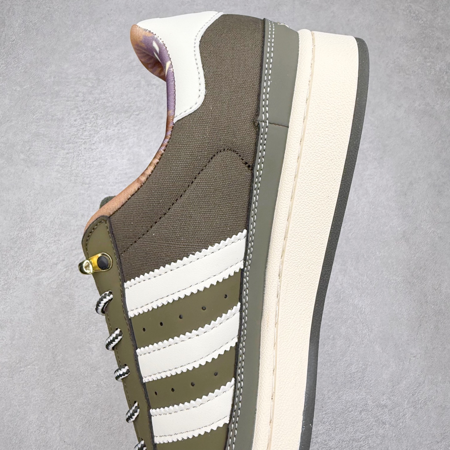 图片[7]-AD Originals Superstar 经典复古贝壳头板鞋 JR6991 诞生于1969年 是第一双将全皮面鞋 身与橡胶鞋头结合在一起的低帮篮球鞋 Superstar最开始 是作为高帮篮球鞋Pro Model的低帮版本而出现的 但因为其独特和醒目的橡胶鞋头造型而让大家熟知 被大家形象地称为\\\”shelltoe\\\”贝壳头 在70年代的美国职业篮球场上 接近3/4的NBA球员都将这双Superstar作为场上用鞋 80年代之后 经过不断的改良和发展 Superstar逐渐成为横跨时装、音乐、街头文化、休闲和运动等各大领域的时尚潮鞋 尺码：36 36.5 37 38 38.5 39 40 40.5 41 42 42.5 43 44 44.5 45-选品中心