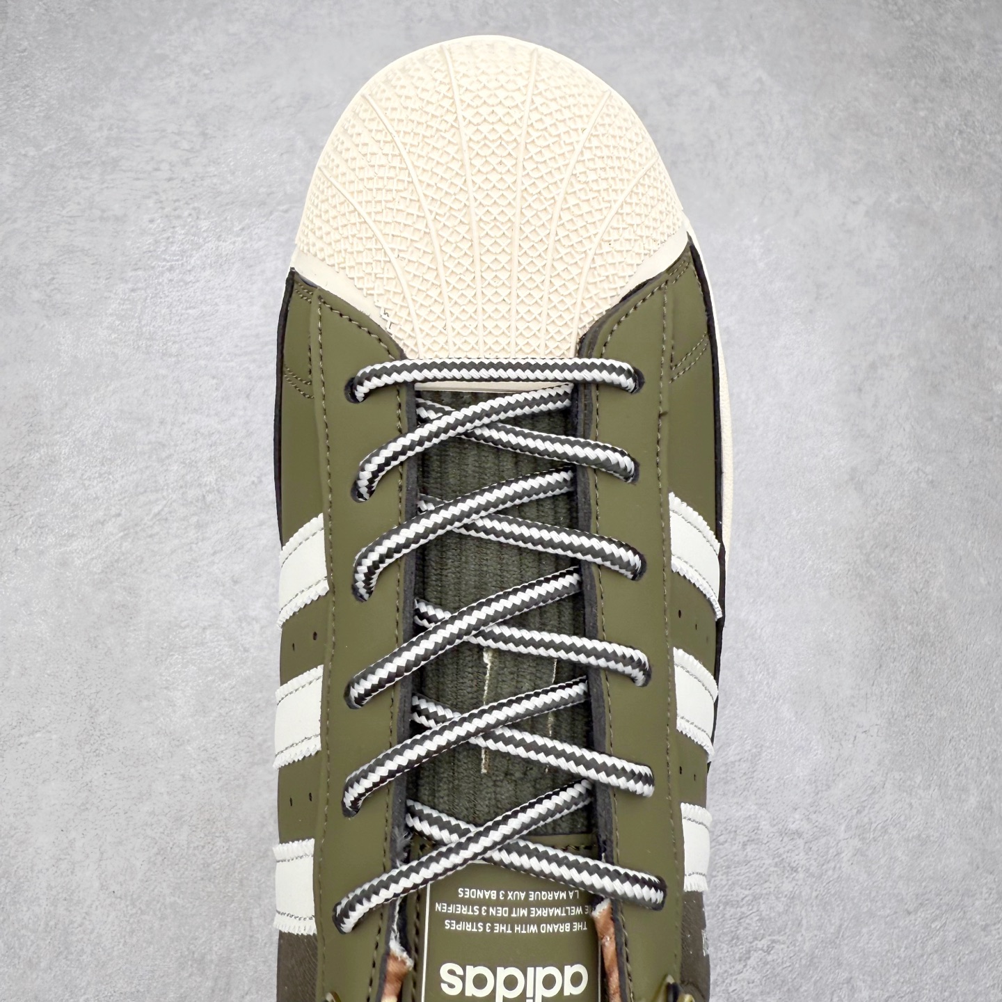 图片[4]-AD Originals Superstar 经典复古贝壳头板鞋 JR6991 诞生于1969年 是第一双将全皮面鞋 身与橡胶鞋头结合在一起的低帮篮球鞋 Superstar最开始 是作为高帮篮球鞋Pro Model的低帮版本而出现的 但因为其独特和醒目的橡胶鞋头造型而让大家熟知 被大家形象地称为\\\”shelltoe\\\”贝壳头 在70年代的美国职业篮球场上 接近3/4的NBA球员都将这双Superstar作为场上用鞋 80年代之后 经过不断的改良和发展 Superstar逐渐成为横跨时装、音乐、街头文化、休闲和运动等各大领域的时尚潮鞋 尺码：36 36.5 37 38 38.5 39 40 40.5 41 42 42.5 43 44 44.5 45-选品中心