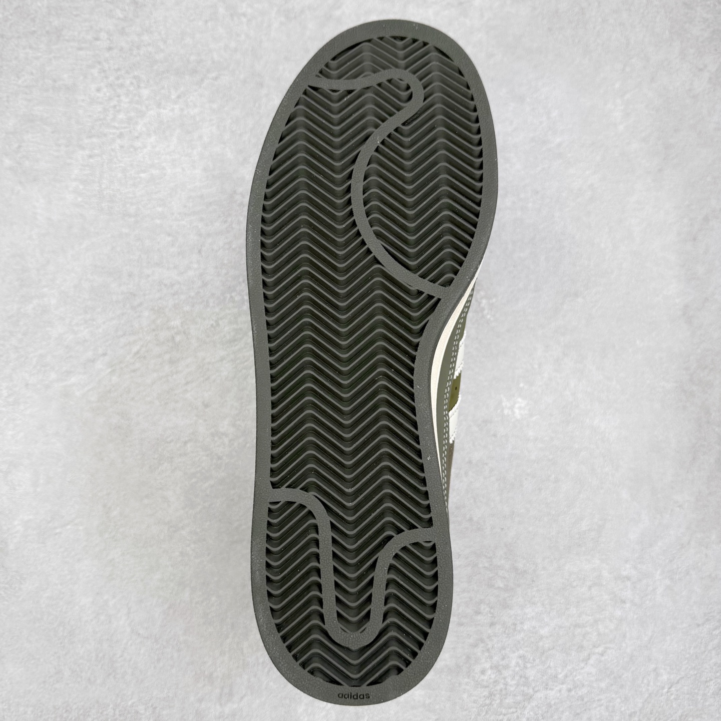 图片[9]-AD Originals Superstar 经典复古贝壳头板鞋 JR6991 诞生于1969年 是第一双将全皮面鞋 身与橡胶鞋头结合在一起的低帮篮球鞋 Superstar最开始 是作为高帮篮球鞋Pro Model的低帮版本而出现的 但因为其独特和醒目的橡胶鞋头造型而让大家熟知 被大家形象地称为\\\”shelltoe\\\”贝壳头 在70年代的美国职业篮球场上 接近3/4的NBA球员都将这双Superstar作为场上用鞋 80年代之后 经过不断的改良和发展 Superstar逐渐成为横跨时装、音乐、街头文化、休闲和运动等各大领域的时尚潮鞋 尺码：36 36.5 37 38 38.5 39 40 40.5 41 42 42.5 43 44 44.5 45-选品中心