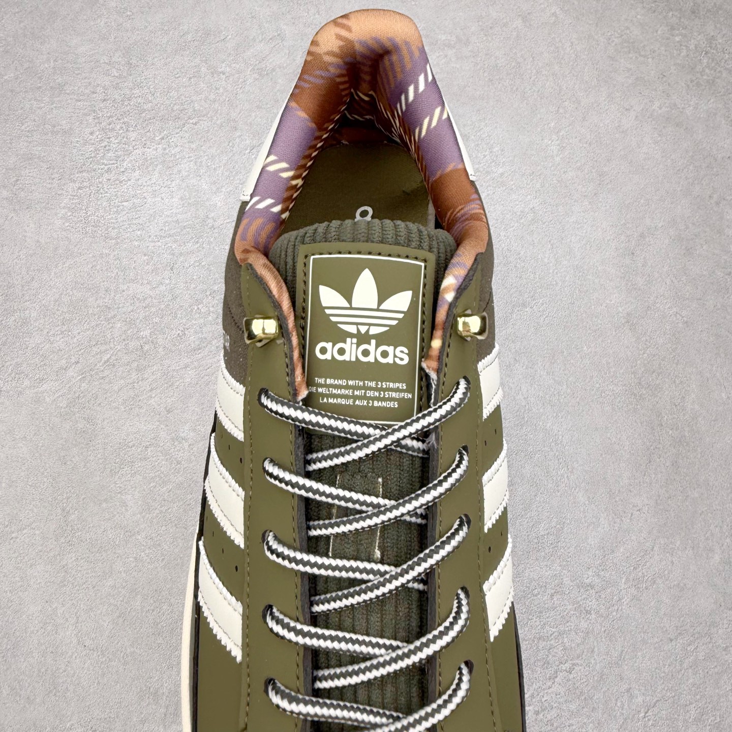 图片[5]-AD Originals Superstar 经典复古贝壳头板鞋 JR6991 诞生于1969年 是第一双将全皮面鞋 身与橡胶鞋头结合在一起的低帮篮球鞋 Superstar最开始 是作为高帮篮球鞋Pro Model的低帮版本而出现的 但因为其独特和醒目的橡胶鞋头造型而让大家熟知 被大家形象地称为\\\”shelltoe\\\”贝壳头 在70年代的美国职业篮球场上 接近3/4的NBA球员都将这双Superstar作为场上用鞋 80年代之后 经过不断的改良和发展 Superstar逐渐成为横跨时装、音乐、街头文化、休闲和运动等各大领域的时尚潮鞋 尺码：36 36.5 37 38 38.5 39 40 40.5 41 42 42.5 43 44 44.5 45-选品中心