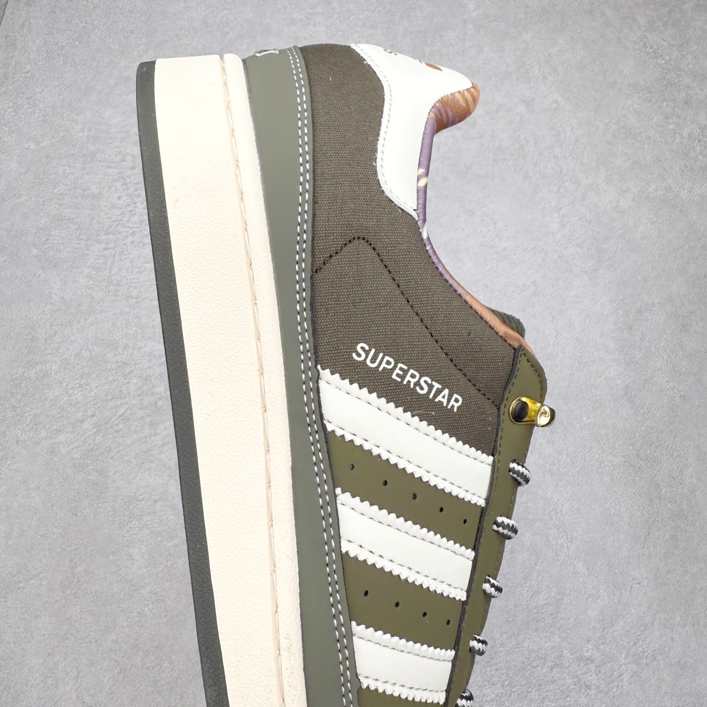 图片[6]-AD Originals Superstar 经典复古贝壳头板鞋 JR6991 诞生于1969年 是第一双将全皮面鞋 身与橡胶鞋头结合在一起的低帮篮球鞋 Superstar最开始 是作为高帮篮球鞋Pro Model的低帮版本而出现的 但因为其独特和醒目的橡胶鞋头造型而让大家熟知 被大家形象地称为\\\”shelltoe\\\”贝壳头 在70年代的美国职业篮球场上 接近3/4的NBA球员都将这双Superstar作为场上用鞋 80年代之后 经过不断的改良和发展 Superstar逐渐成为横跨时装、音乐、街头文化、休闲和运动等各大领域的时尚潮鞋 尺码：36 36.5 37 38 38.5 39 40 40.5 41 42 42.5 43 44 44.5 45-选品中心