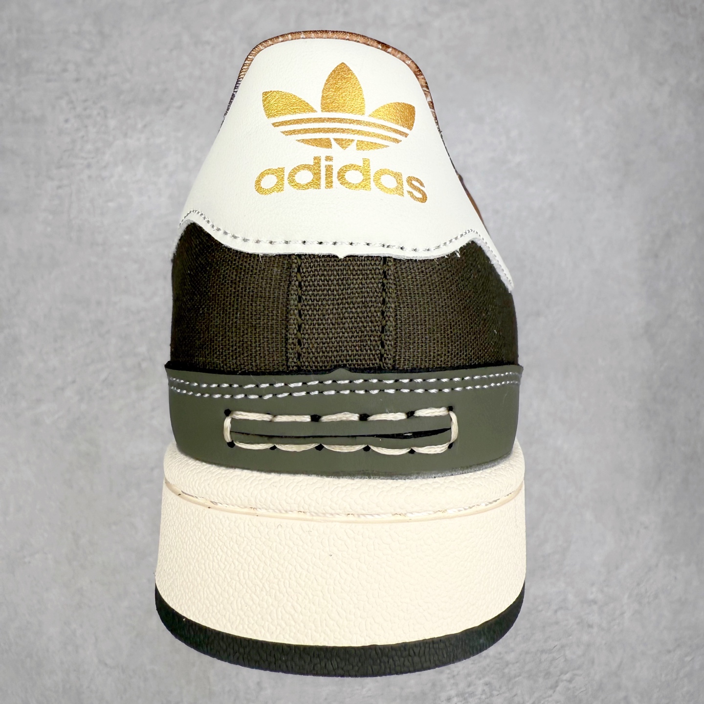 图片[8]-AD Originals Superstar 经典复古贝壳头板鞋 JR6991 诞生于1969年 是第一双将全皮面鞋 身与橡胶鞋头结合在一起的低帮篮球鞋 Superstar最开始 是作为高帮篮球鞋Pro Model的低帮版本而出现的 但因为其独特和醒目的橡胶鞋头造型而让大家熟知 被大家形象地称为\\\”shelltoe\\\”贝壳头 在70年代的美国职业篮球场上 接近3/4的NBA球员都将这双Superstar作为场上用鞋 80年代之后 经过不断的改良和发展 Superstar逐渐成为横跨时装、音乐、街头文化、休闲和运动等各大领域的时尚潮鞋 尺码：36 36.5 37 38 38.5 39 40 40.5 41 42 42.5 43 44 44.5 45-选品中心