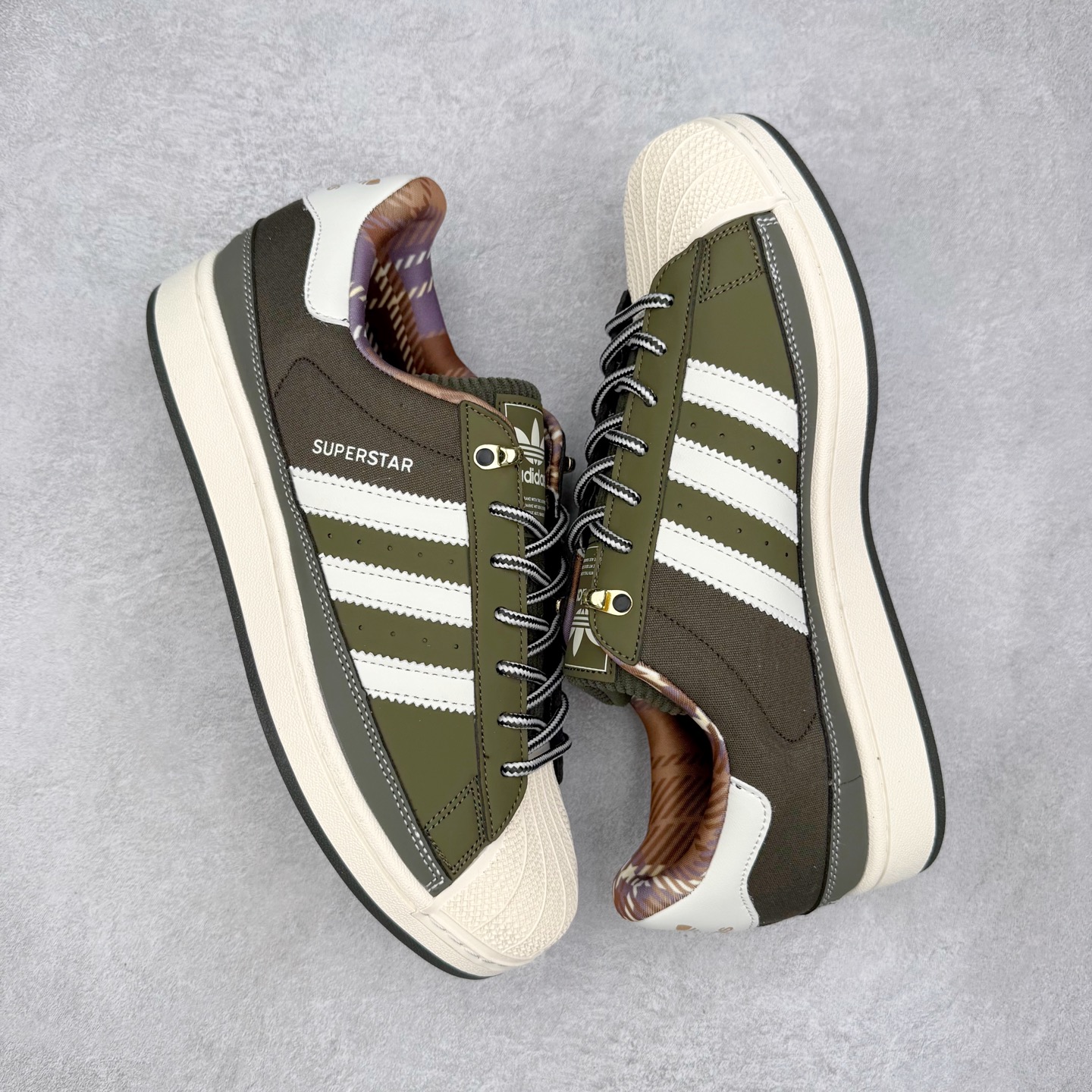 图片[3]-AD Originals Superstar 经典复古贝壳头板鞋 JR6991 诞生于1969年 是第一双将全皮面鞋 身与橡胶鞋头结合在一起的低帮篮球鞋 Superstar最开始 是作为高帮篮球鞋Pro Model的低帮版本而出现的 但因为其独特和醒目的橡胶鞋头造型而让大家熟知 被大家形象地称为\\\”shelltoe\\\”贝壳头 在70年代的美国职业篮球场上 接近3/4的NBA球员都将这双Superstar作为场上用鞋 80年代之后 经过不断的改良和发展 Superstar逐渐成为横跨时装、音乐、街头文化、休闲和运动等各大领域的时尚潮鞋 尺码：36 36.5 37 38 38.5 39 40 40.5 41 42 42.5 43 44 44.5 45-选品中心