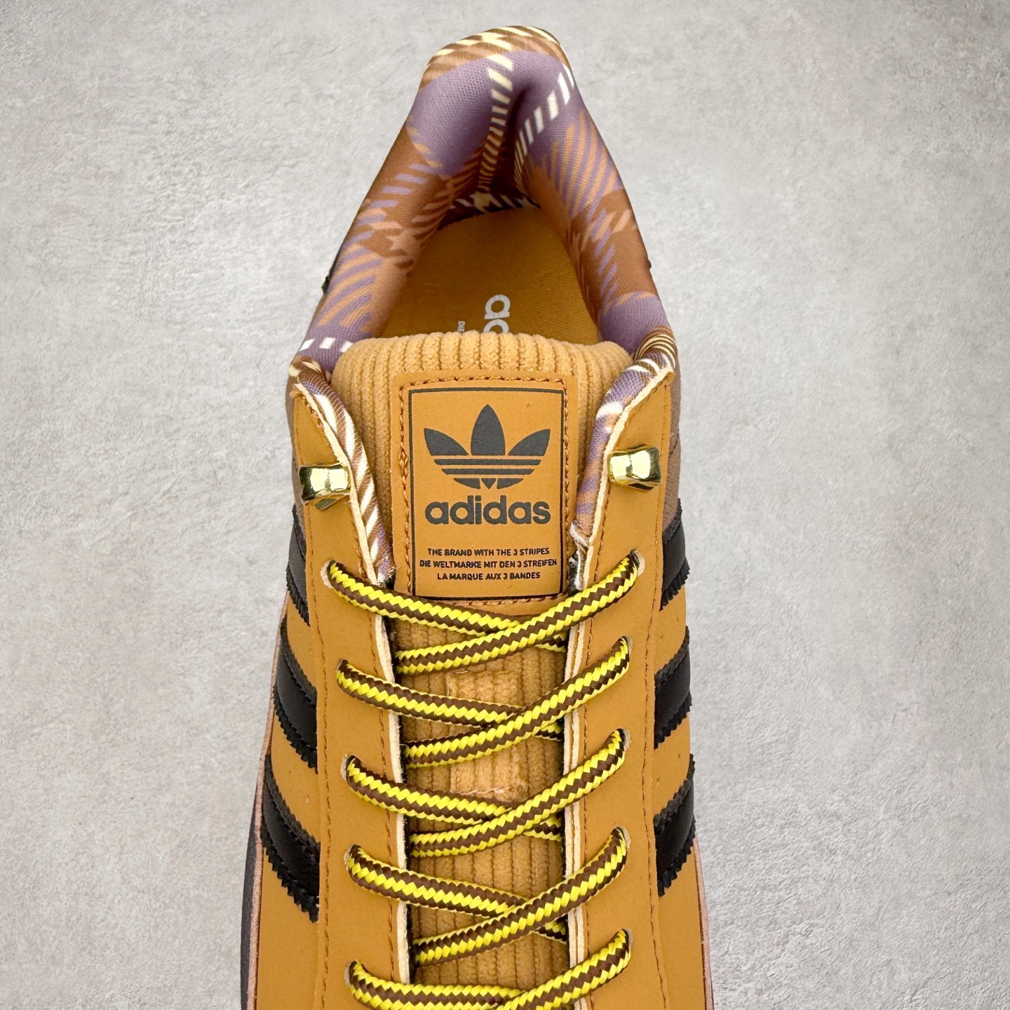 图片[5]-AD Originals Superstar 经典复古贝壳头板鞋 JR6990 诞生于1969年 是第一双将全皮面鞋 身与橡胶鞋头结合在一起的低帮篮球鞋 Superstar最开始 是作为高帮篮球鞋Pro Model的低帮版本而出现的 但因为其独特和醒目的橡胶鞋头造型而让大家熟知 被大家形象地称为\\\”shelltoe\\\”贝壳头 在70年代的美国职业篮球场上 接近3/4的NBA球员都将这双Superstar作为场上用鞋 80年代之后 经过不断的改良和发展 Superstar逐渐成为横跨时装、音乐、街头文化、休闲和运动等各大领域的时尚潮鞋 尺码：36 36.5 37 38 38.5 39 40 40.5 41 42 42.5 43 44 44.5 45-选品中心