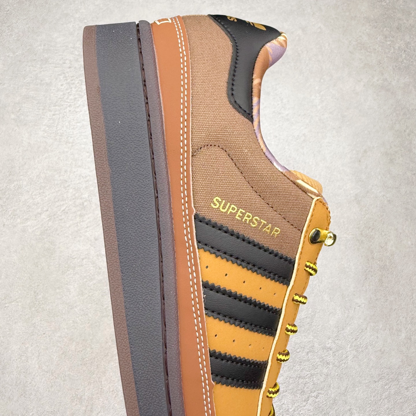 图片[6]-AD Originals Superstar 经典复古贝壳头板鞋 JR6990 诞生于1969年 是第一双将全皮面鞋 身与橡胶鞋头结合在一起的低帮篮球鞋 Superstar最开始 是作为高帮篮球鞋Pro Model的低帮版本而出现的 但因为其独特和醒目的橡胶鞋头造型而让大家熟知 被大家形象地称为\\\”shelltoe\\\”贝壳头 在70年代的美国职业篮球场上 接近3/4的NBA球员都将这双Superstar作为场上用鞋 80年代之后 经过不断的改良和发展 Superstar逐渐成为横跨时装、音乐、街头文化、休闲和运动等各大领域的时尚潮鞋 尺码：36 36.5 37 38 38.5 39 40 40.5 41 42 42.5 43 44 44.5 45-选品中心