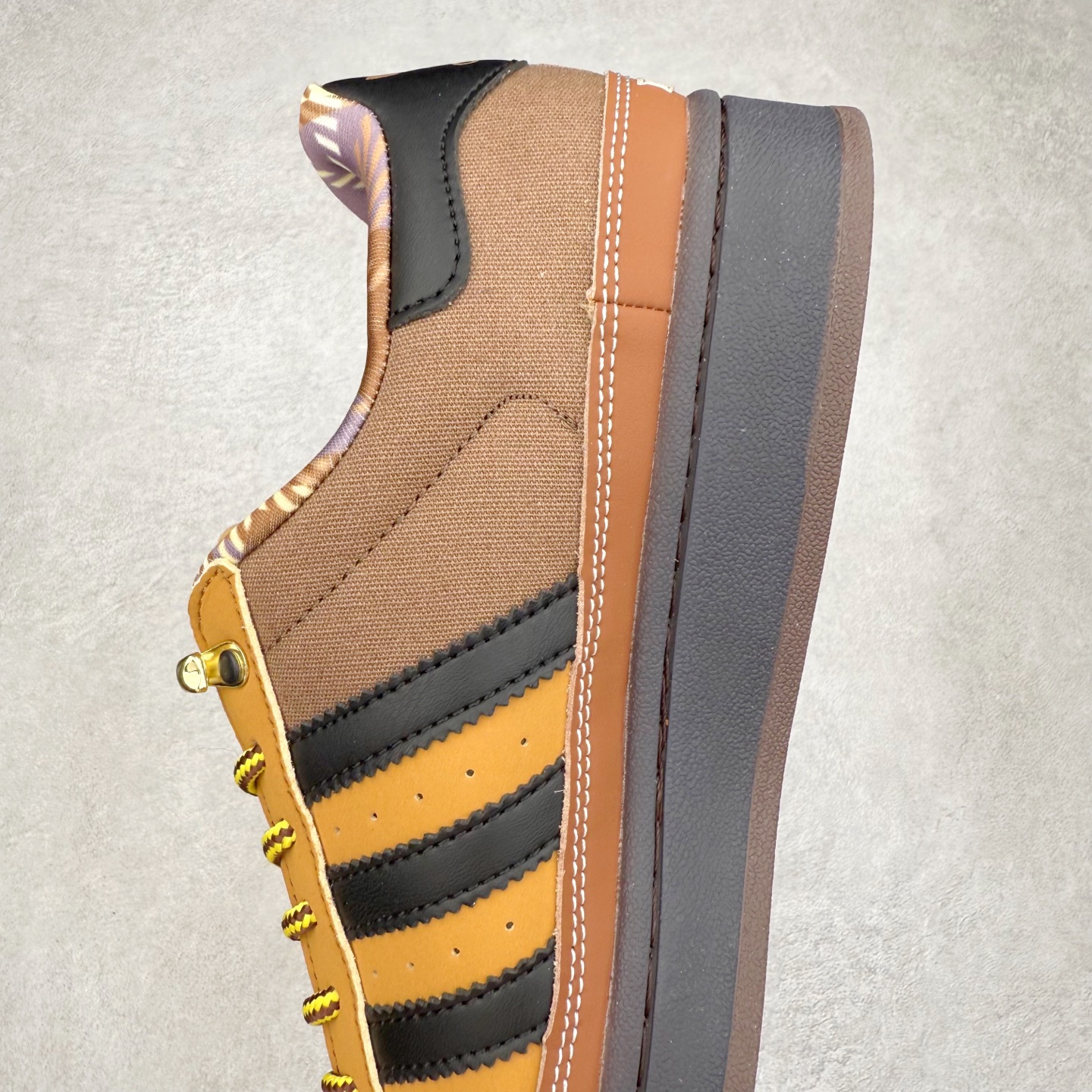 图片[7]-AD Originals Superstar 经典复古贝壳头板鞋 JR6990 诞生于1969年 是第一双将全皮面鞋 身与橡胶鞋头结合在一起的低帮篮球鞋 Superstar最开始 是作为高帮篮球鞋Pro Model的低帮版本而出现的 但因为其独特和醒目的橡胶鞋头造型而让大家熟知 被大家形象地称为\\\”shelltoe\\\”贝壳头 在70年代的美国职业篮球场上 接近3/4的NBA球员都将这双Superstar作为场上用鞋 80年代之后 经过不断的改良和发展 Superstar逐渐成为横跨时装、音乐、街头文化、休闲和运动等各大领域的时尚潮鞋 尺码：36 36.5 37 38 38.5 39 40 40.5 41 42 42.5 43 44 44.5 45-选品中心