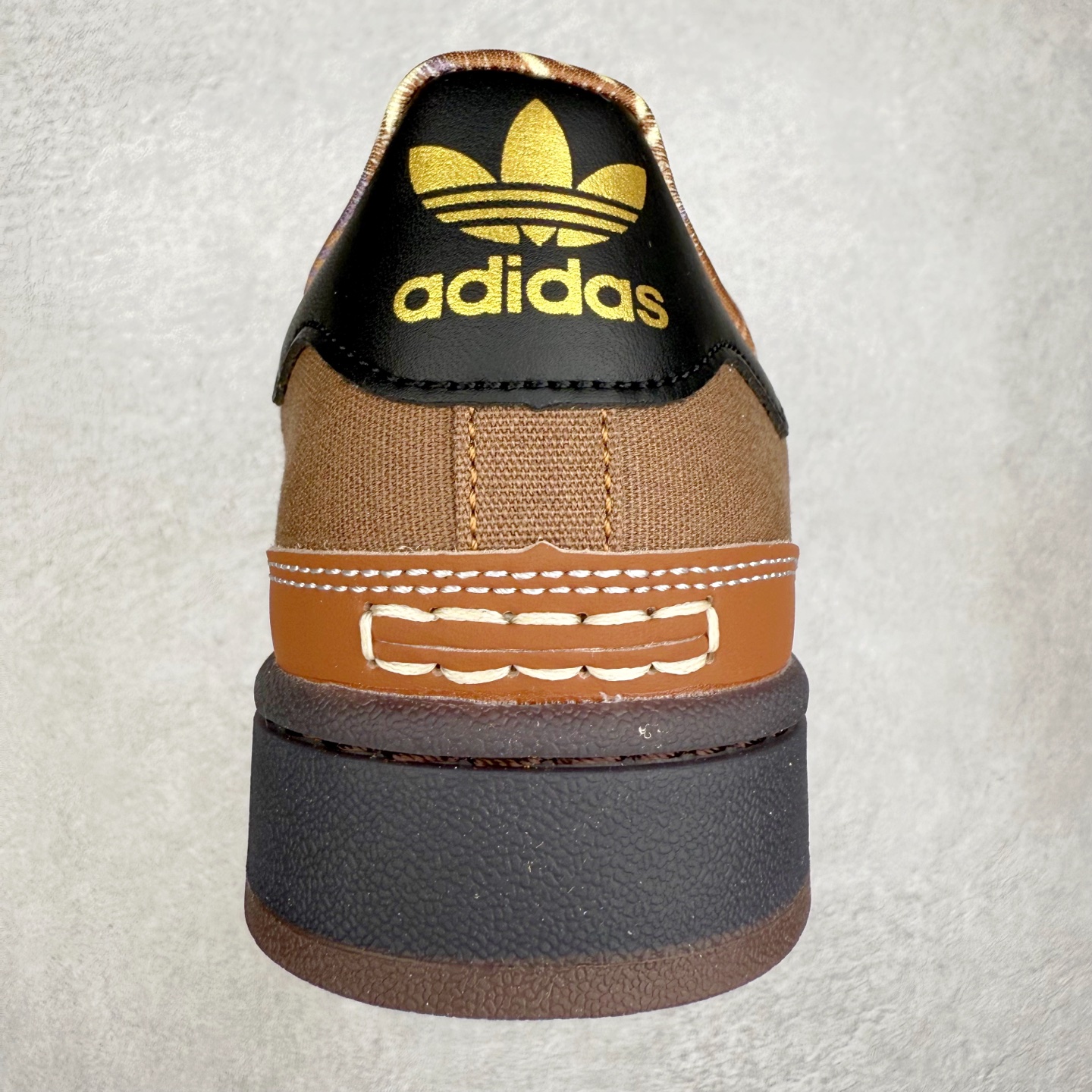 图片[8]-AD Originals Superstar 经典复古贝壳头板鞋 JR6990 诞生于1969年 是第一双将全皮面鞋 身与橡胶鞋头结合在一起的低帮篮球鞋 Superstar最开始 是作为高帮篮球鞋Pro Model的低帮版本而出现的 但因为其独特和醒目的橡胶鞋头造型而让大家熟知 被大家形象地称为\\\”shelltoe\\\”贝壳头 在70年代的美国职业篮球场上 接近3/4的NBA球员都将这双Superstar作为场上用鞋 80年代之后 经过不断的改良和发展 Superstar逐渐成为横跨时装、音乐、街头文化、休闲和运动等各大领域的时尚潮鞋 尺码：36 36.5 37 38 38.5 39 40 40.5 41 42 42.5 43 44 44.5 45-选品中心