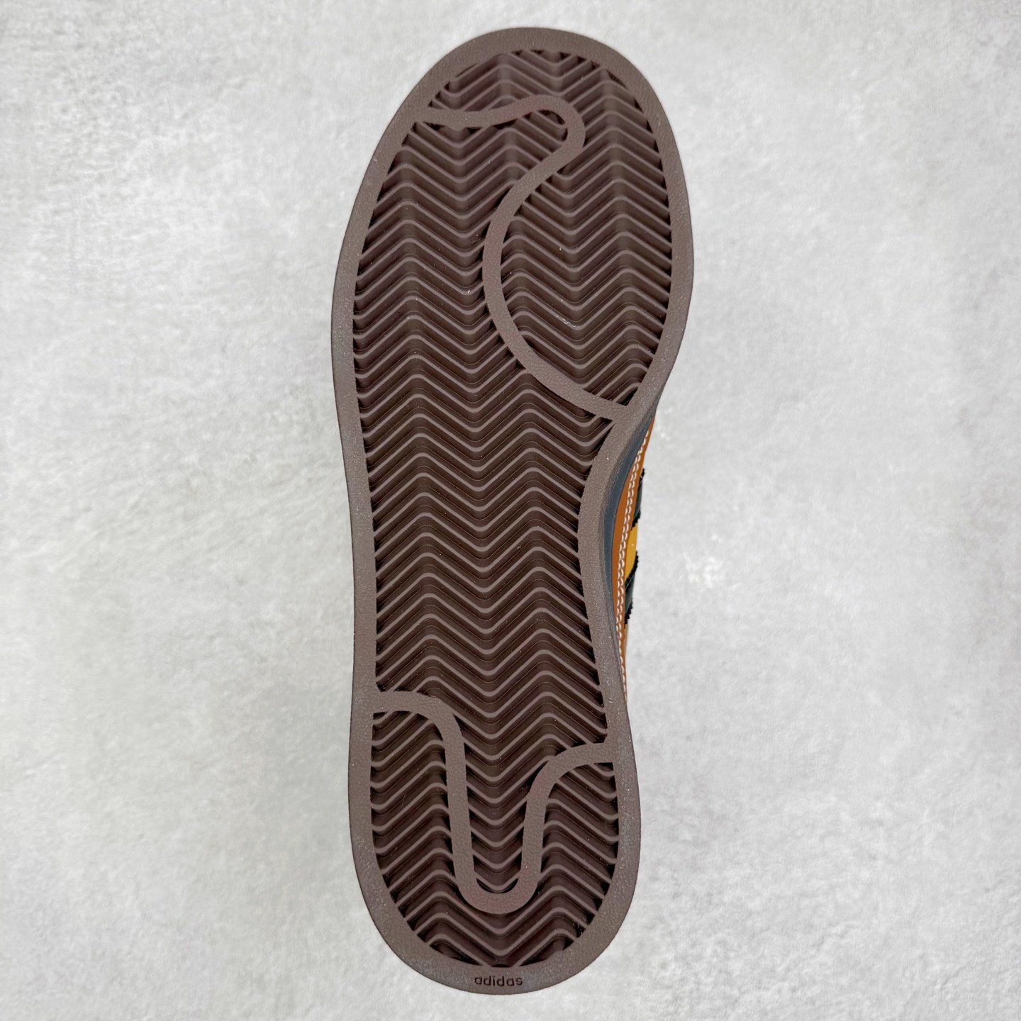 图片[9]-AD Originals Superstar 经典复古贝壳头板鞋 JR6990 诞生于1969年 是第一双将全皮面鞋 身与橡胶鞋头结合在一起的低帮篮球鞋 Superstar最开始 是作为高帮篮球鞋Pro Model的低帮版本而出现的 但因为其独特和醒目的橡胶鞋头造型而让大家熟知 被大家形象地称为\\\”shelltoe\\\”贝壳头 在70年代的美国职业篮球场上 接近3/4的NBA球员都将这双Superstar作为场上用鞋 80年代之后 经过不断的改良和发展 Superstar逐渐成为横跨时装、音乐、街头文化、休闲和运动等各大领域的时尚潮鞋 尺码：36 36.5 37 38 38.5 39 40 40.5 41 42 42.5 43 44 44.5 45-选品中心