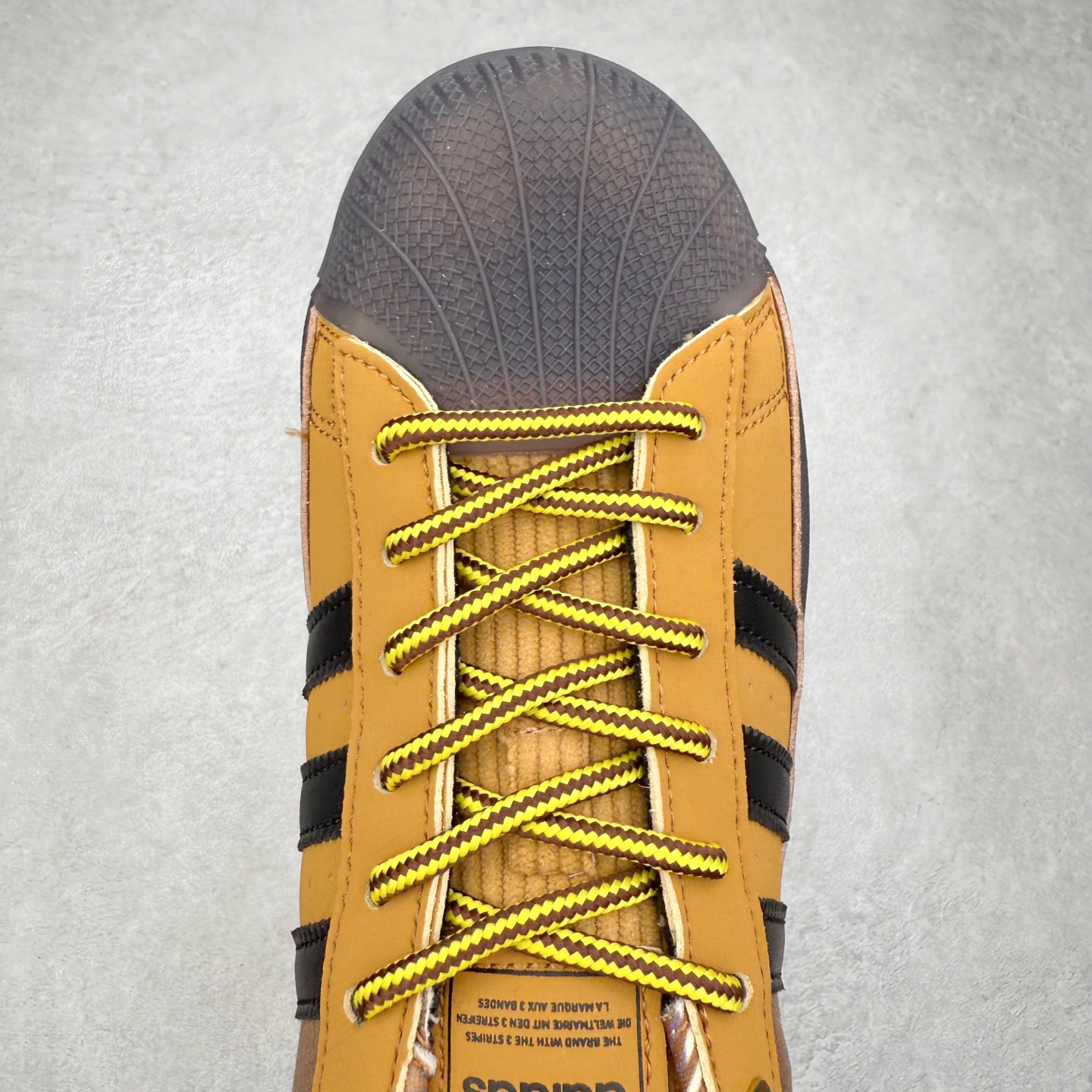 图片[4]-AD Originals Superstar 经典复古贝壳头板鞋 JR6990 诞生于1969年 是第一双将全皮面鞋 身与橡胶鞋头结合在一起的低帮篮球鞋 Superstar最开始 是作为高帮篮球鞋Pro Model的低帮版本而出现的 但因为其独特和醒目的橡胶鞋头造型而让大家熟知 被大家形象地称为\\\”shelltoe\\\”贝壳头 在70年代的美国职业篮球场上 接近3/4的NBA球员都将这双Superstar作为场上用鞋 80年代之后 经过不断的改良和发展 Superstar逐渐成为横跨时装、音乐、街头文化、休闲和运动等各大领域的时尚潮鞋 尺码：36 36.5 37 38 38.5 39 40 40.5 41 42 42.5 43 44 44.5 45-选品中心