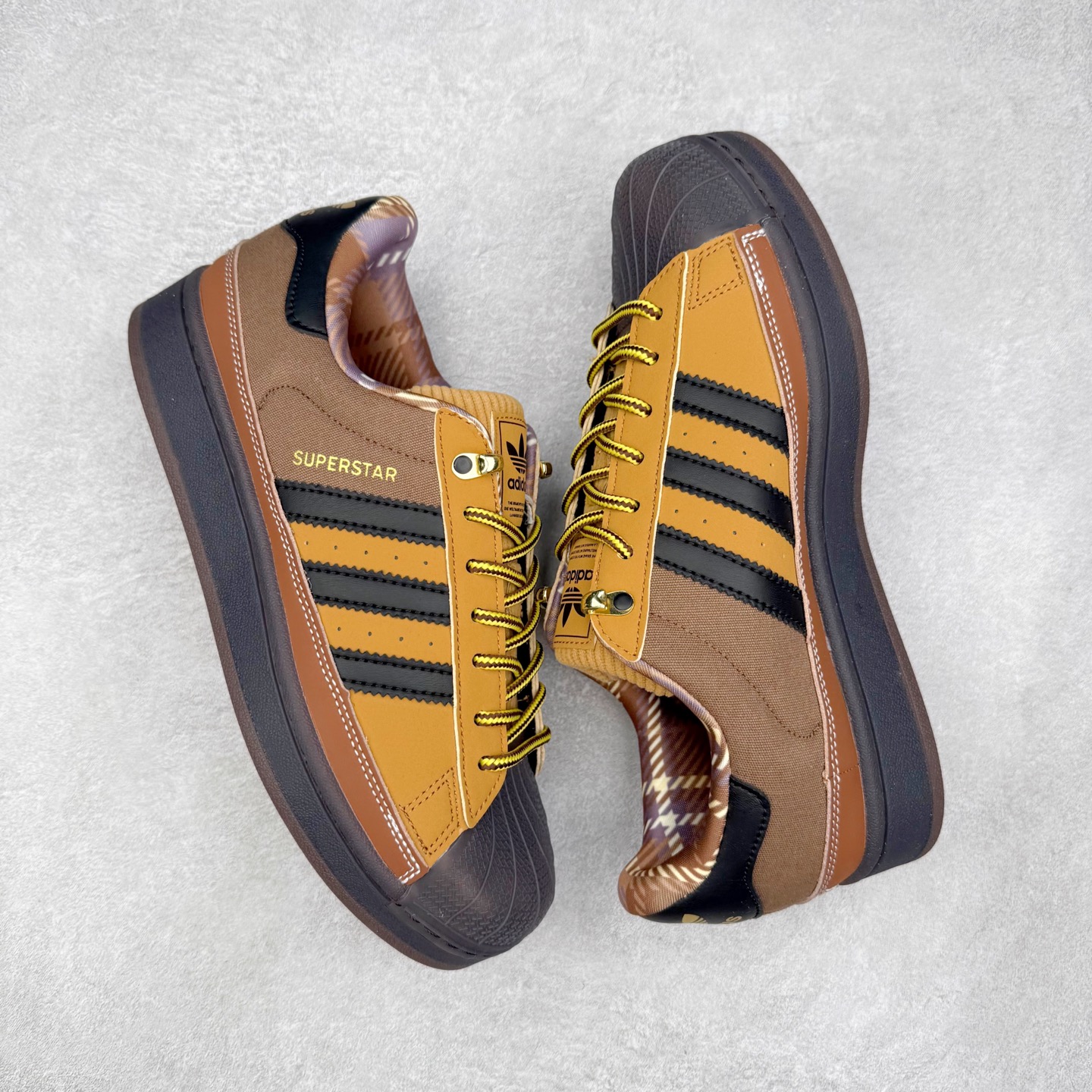 图片[3]-AD Originals Superstar 经典复古贝壳头板鞋 JR6990 诞生于1969年 是第一双将全皮面鞋 身与橡胶鞋头结合在一起的低帮篮球鞋 Superstar最开始 是作为高帮篮球鞋Pro Model的低帮版本而出现的 但因为其独特和醒目的橡胶鞋头造型而让大家熟知 被大家形象地称为\\\”shelltoe\\\”贝壳头 在70年代的美国职业篮球场上 接近3/4的NBA球员都将这双Superstar作为场上用鞋 80年代之后 经过不断的改良和发展 Superstar逐渐成为横跨时装、音乐、街头文化、休闲和运动等各大领域的时尚潮鞋 尺码：36 36.5 37 38 38.5 39 40 40.5 41 42 42.5 43 44 44.5 45-选品中心