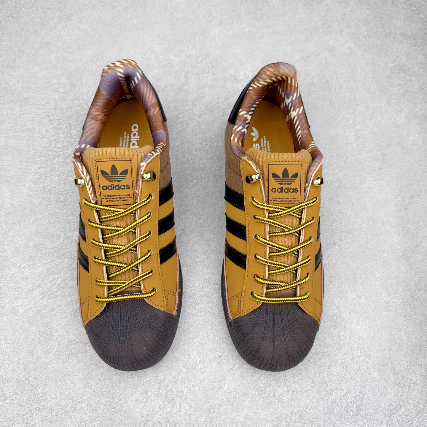 图片[2]-AD Originals Superstar 经典复古贝壳头板鞋 JR6990 诞生于1969年 是第一双将全皮面鞋 身与橡胶鞋头结合在一起的低帮篮球鞋 Superstar最开始 是作为高帮篮球鞋Pro Model的低帮版本而出现的 但因为其独特和醒目的橡胶鞋头造型而让大家熟知 被大家形象地称为\\\”shelltoe\\\”贝壳头 在70年代的美国职业篮球场上 接近3/4的NBA球员都将这双Superstar作为场上用鞋 80年代之后 经过不断的改良和发展 Superstar逐渐成为横跨时装、音乐、街头文化、休闲和运动等各大领域的时尚潮鞋 尺码：36 36.5 37 38 38.5 39 40 40.5 41 42 42.5 43 44 44.5 45-选品中心