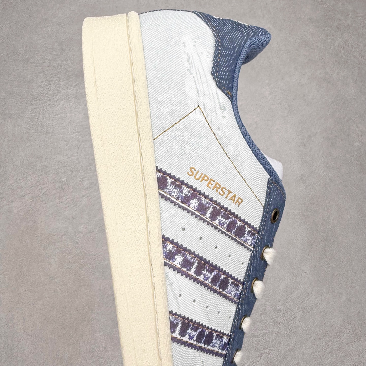 图片[6]-AD Originals Superstar 经典复古贝壳头板鞋 JS2488 诞生于1969年 是第一双将全皮面鞋 身与橡胶鞋头结合在一起的低帮篮球鞋 Superstar最开始 是作为高帮篮球鞋Pro Model的低帮版本而出现的 但因为其独特和醒目的橡胶鞋头造型而让大家熟知 被大家形象地称为\\\”shelltoe\\\”贝壳头 在70年代的美国职业篮球场上 接近3/4的NBA球员都将这双Superstar作为场上用鞋 80年代之后 经过不断的改良和发展 Superstar逐渐成为横跨时装、音乐、街头文化、休闲和运动等各大领域的时尚潮鞋 尺码：36 36.5 37 38 38.5 39 40 40.5 41 42 42.5 43 44 44.5 45-选品中心