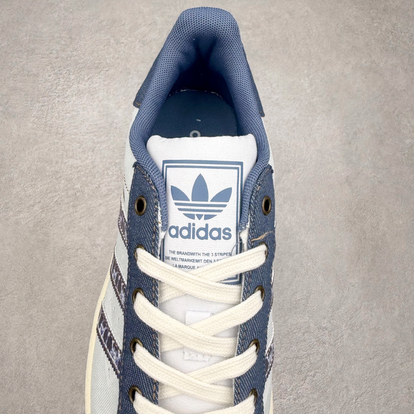 图片[5]-AD Originals Superstar 经典复古贝壳头板鞋 JS2488 诞生于1969年 是第一双将全皮面鞋 身与橡胶鞋头结合在一起的低帮篮球鞋 Superstar最开始 是作为高帮篮球鞋Pro Model的低帮版本而出现的 但因为其独特和醒目的橡胶鞋头造型而让大家熟知 被大家形象地称为\\\”shelltoe\\\”贝壳头 在70年代的美国职业篮球场上 接近3/4的NBA球员都将这双Superstar作为场上用鞋 80年代之后 经过不断的改良和发展 Superstar逐渐成为横跨时装、音乐、街头文化、休闲和运动等各大领域的时尚潮鞋 尺码：36 36.5 37 38 38.5 39 40 40.5 41 42 42.5 43 44 44.5 45-选品中心