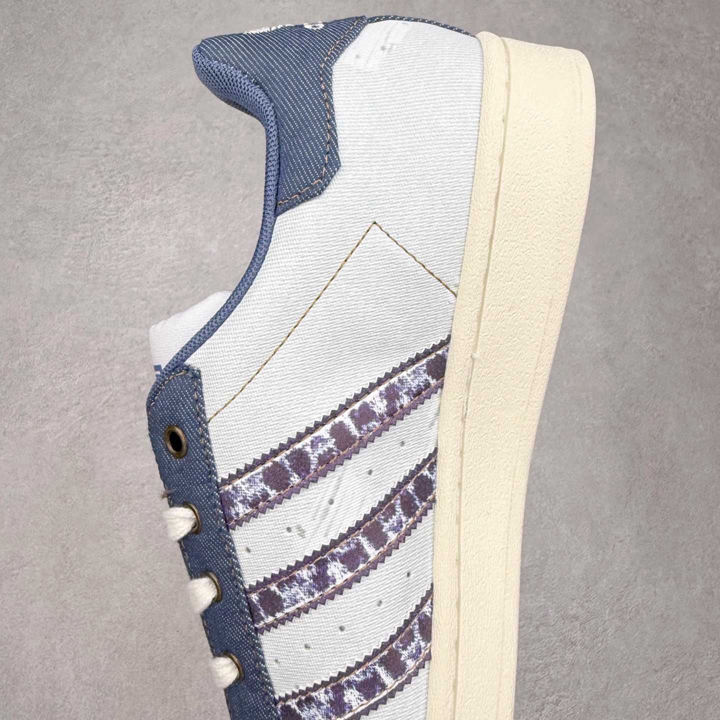 图片[7]-AD Originals Superstar 经典复古贝壳头板鞋 JS2488 诞生于1969年 是第一双将全皮面鞋 身与橡胶鞋头结合在一起的低帮篮球鞋 Superstar最开始 是作为高帮篮球鞋Pro Model的低帮版本而出现的 但因为其独特和醒目的橡胶鞋头造型而让大家熟知 被大家形象地称为\\\”shelltoe\\\”贝壳头 在70年代的美国职业篮球场上 接近3/4的NBA球员都将这双Superstar作为场上用鞋 80年代之后 经过不断的改良和发展 Superstar逐渐成为横跨时装、音乐、街头文化、休闲和运动等各大领域的时尚潮鞋 尺码：36 36.5 37 38 38.5 39 40 40.5 41 42 42.5 43 44 44.5 45-选品中心