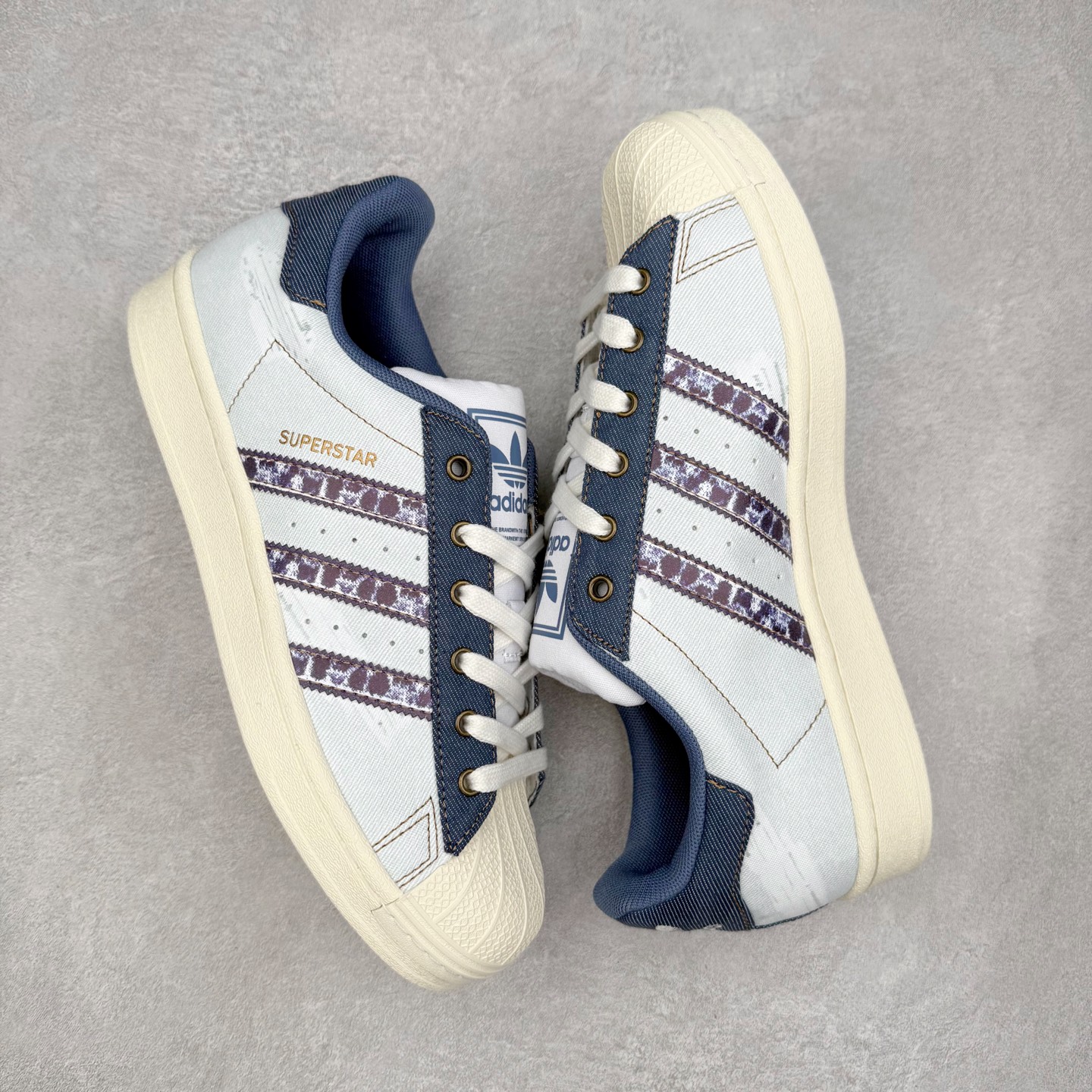 图片[3]-AD Originals Superstar 经典复古贝壳头板鞋 JS2488 诞生于1969年 是第一双将全皮面鞋 身与橡胶鞋头结合在一起的低帮篮球鞋 Superstar最开始 是作为高帮篮球鞋Pro Model的低帮版本而出现的 但因为其独特和醒目的橡胶鞋头造型而让大家熟知 被大家形象地称为\\\”shelltoe\\\”贝壳头 在70年代的美国职业篮球场上 接近3/4的NBA球员都将这双Superstar作为场上用鞋 80年代之后 经过不断的改良和发展 Superstar逐渐成为横跨时装、音乐、街头文化、休闲和运动等各大领域的时尚潮鞋 尺码：36 36.5 37 38 38.5 39 40 40.5 41 42 42.5 43 44 44.5 45-选品中心
