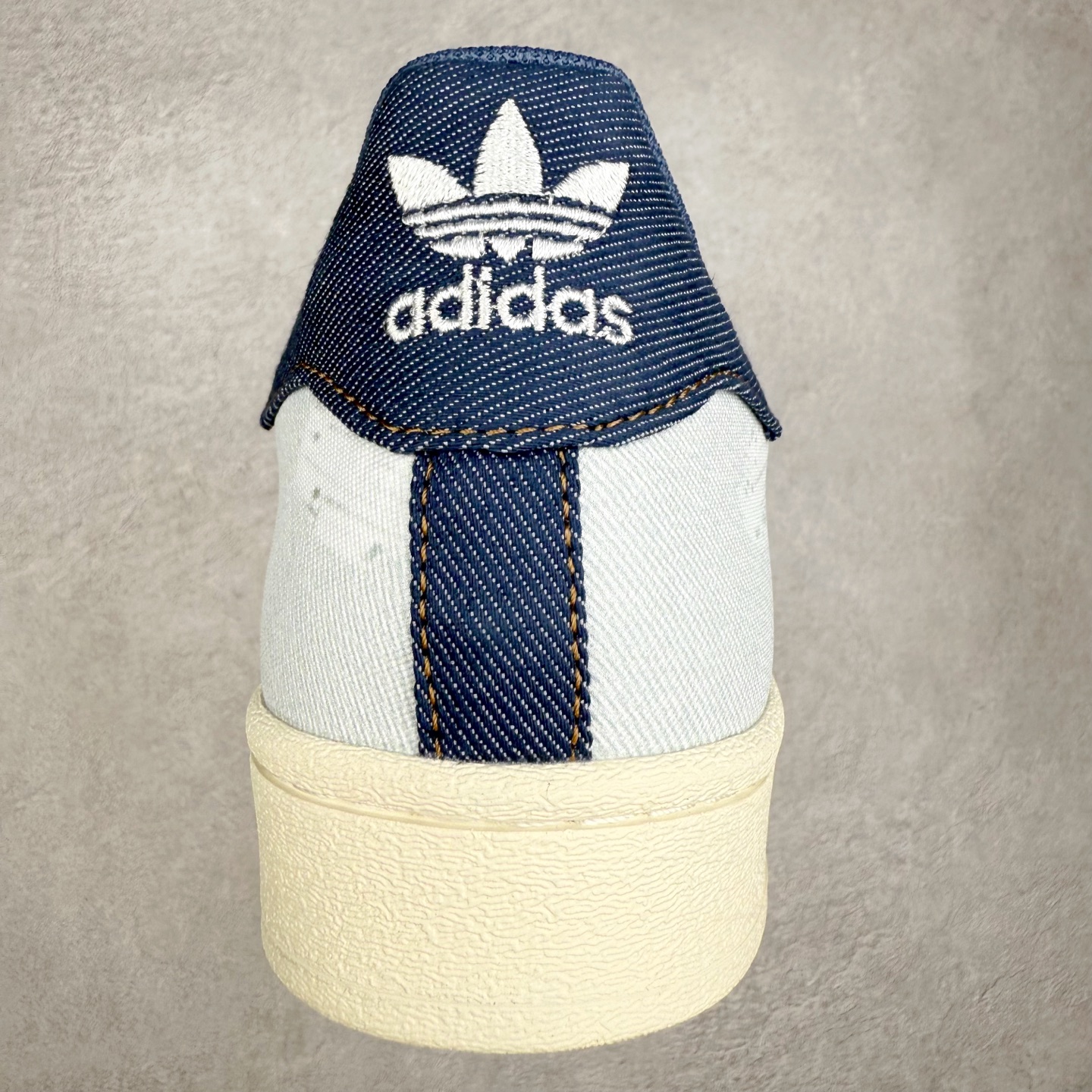 图片[8]-AD Originals Superstar 经典复古贝壳头板鞋 JS2488 诞生于1969年 是第一双将全皮面鞋 身与橡胶鞋头结合在一起的低帮篮球鞋 Superstar最开始 是作为高帮篮球鞋Pro Model的低帮版本而出现的 但因为其独特和醒目的橡胶鞋头造型而让大家熟知 被大家形象地称为\\\”shelltoe\\\”贝壳头 在70年代的美国职业篮球场上 接近3/4的NBA球员都将这双Superstar作为场上用鞋 80年代之后 经过不断的改良和发展 Superstar逐渐成为横跨时装、音乐、街头文化、休闲和运动等各大领域的时尚潮鞋 尺码：36 36.5 37 38 38.5 39 40 40.5 41 42 42.5 43 44 44.5 45-选品中心