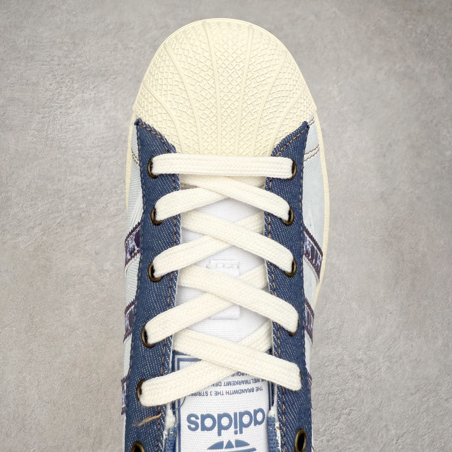 图片[4]-AD Originals Superstar 经典复古贝壳头板鞋 JS2488 诞生于1969年 是第一双将全皮面鞋 身与橡胶鞋头结合在一起的低帮篮球鞋 Superstar最开始 是作为高帮篮球鞋Pro Model的低帮版本而出现的 但因为其独特和醒目的橡胶鞋头造型而让大家熟知 被大家形象地称为\\\”shelltoe\\\”贝壳头 在70年代的美国职业篮球场上 接近3/4的NBA球员都将这双Superstar作为场上用鞋 80年代之后 经过不断的改良和发展 Superstar逐渐成为横跨时装、音乐、街头文化、休闲和运动等各大领域的时尚潮鞋 尺码：36 36.5 37 38 38.5 39 40 40.5 41 42 42.5 43 44 44.5 45-选品中心