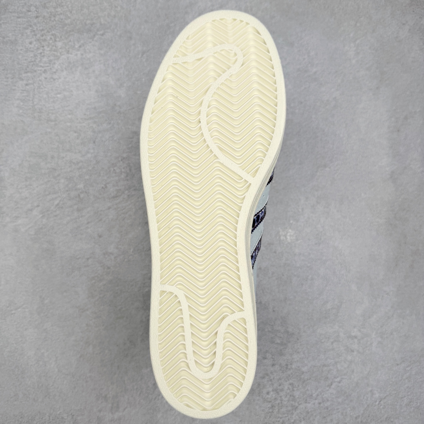 图片[9]-AD Originals Superstar 经典复古贝壳头板鞋 JS2488 诞生于1969年 是第一双将全皮面鞋 身与橡胶鞋头结合在一起的低帮篮球鞋 Superstar最开始 是作为高帮篮球鞋Pro Model的低帮版本而出现的 但因为其独特和醒目的橡胶鞋头造型而让大家熟知 被大家形象地称为\\\”shelltoe\\\”贝壳头 在70年代的美国职业篮球场上 接近3/4的NBA球员都将这双Superstar作为场上用鞋 80年代之后 经过不断的改良和发展 Superstar逐渐成为横跨时装、音乐、街头文化、休闲和运动等各大领域的时尚潮鞋 尺码：36 36.5 37 38 38.5 39 40 40.5 41 42 42.5 43 44 44.5 45-选品中心