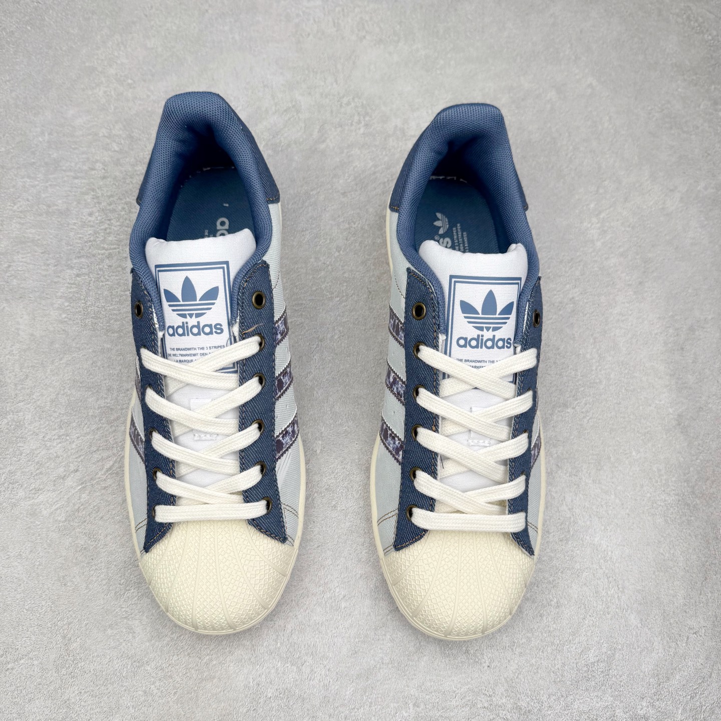 图片[2]-AD Originals Superstar 经典复古贝壳头板鞋 JS2488 诞生于1969年 是第一双将全皮面鞋 身与橡胶鞋头结合在一起的低帮篮球鞋 Superstar最开始 是作为高帮篮球鞋Pro Model的低帮版本而出现的 但因为其独特和醒目的橡胶鞋头造型而让大家熟知 被大家形象地称为\\\”shelltoe\\\”贝壳头 在70年代的美国职业篮球场上 接近3/4的NBA球员都将这双Superstar作为场上用鞋 80年代之后 经过不断的改良和发展 Superstar逐渐成为横跨时装、音乐、街头文化、休闲和运动等各大领域的时尚潮鞋 尺码：36 36.5 37 38 38.5 39 40 40.5 41 42 42.5 43 44 44.5 45-选品中心