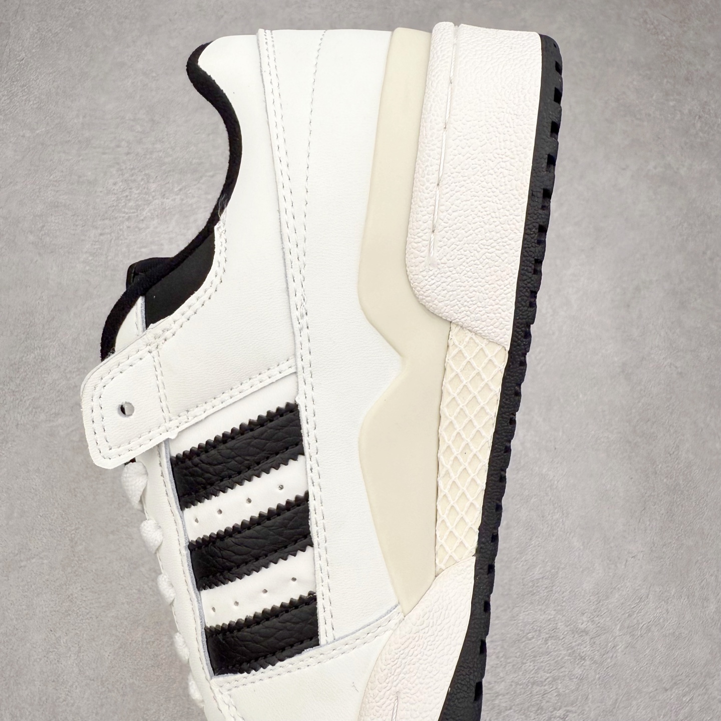 图片[7]-＃福利特价 AD Forum 84 Low OG 低帮百搭潮流休闲运动板鞋 以复古篮球鞋的外形为基础 采用皮革拼接 简约百搭 更加贴合舒适 中底内侧网格造型起到点睛之笔 外底橡胶 更显复古 尺码：36 36.5 37.5 38 38.5 39 40 40.5 41 42 42.5 43 44 44.5 45-选品中心