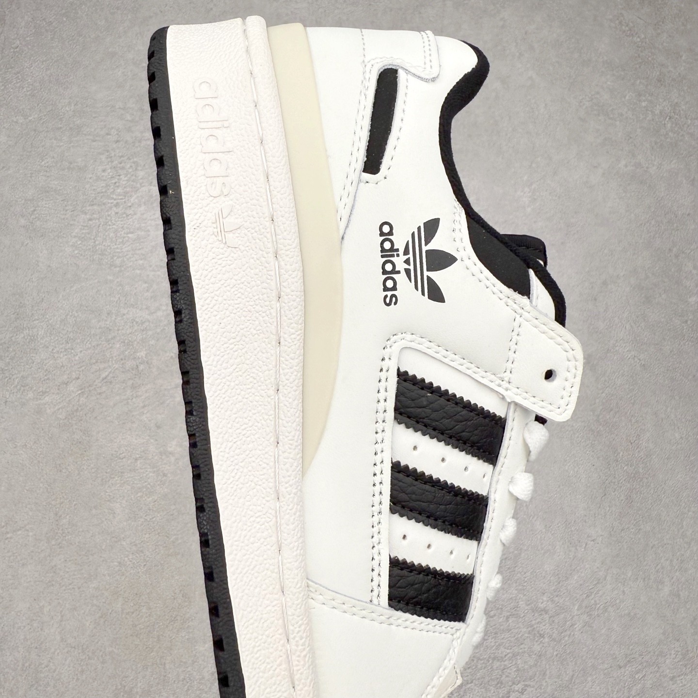 图片[6]-＃福利特价 AD Forum 84 Low OG 低帮百搭潮流休闲运动板鞋 以复古篮球鞋的外形为基础 采用皮革拼接 简约百搭 更加贴合舒适 中底内侧网格造型起到点睛之笔 外底橡胶 更显复古 尺码：36 36.5 37.5 38 38.5 39 40 40.5 41 42 42.5 43 44 44.5 45-选品中心