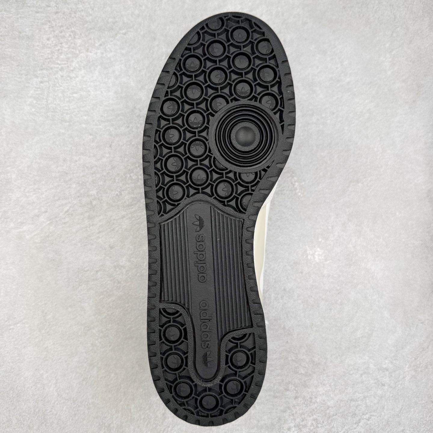 图片[9]-＃福利特价 AD Forum 84 Low OG 低帮百搭潮流休闲运动板鞋 以复古篮球鞋的外形为基础 采用皮革拼接 简约百搭 更加贴合舒适 中底内侧网格造型起到点睛之笔 外底橡胶 更显复古 尺码：36 36.5 37.5 38 38.5 39 40 40.5 41 42 42.5 43 44 44.5 45-选品中心