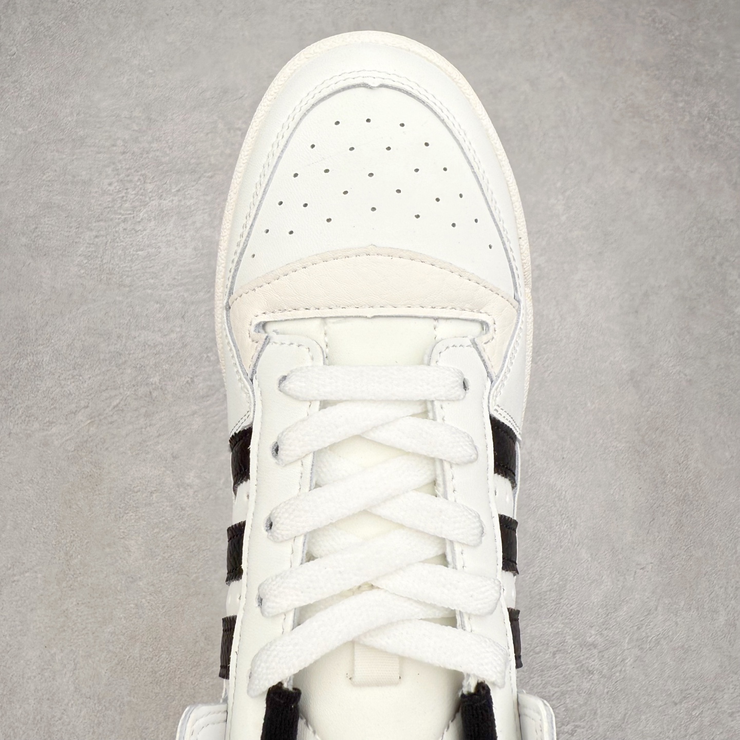 图片[4]-＃福利特价 AD Forum 84 Low OG 低帮百搭潮流休闲运动板鞋 以复古篮球鞋的外形为基础 采用皮革拼接 简约百搭 更加贴合舒适 中底内侧网格造型起到点睛之笔 外底橡胶 更显复古 尺码：36 36.5 37.5 38 38.5 39 40 40.5 41 42 42.5 43 44 44.5 45-选品中心