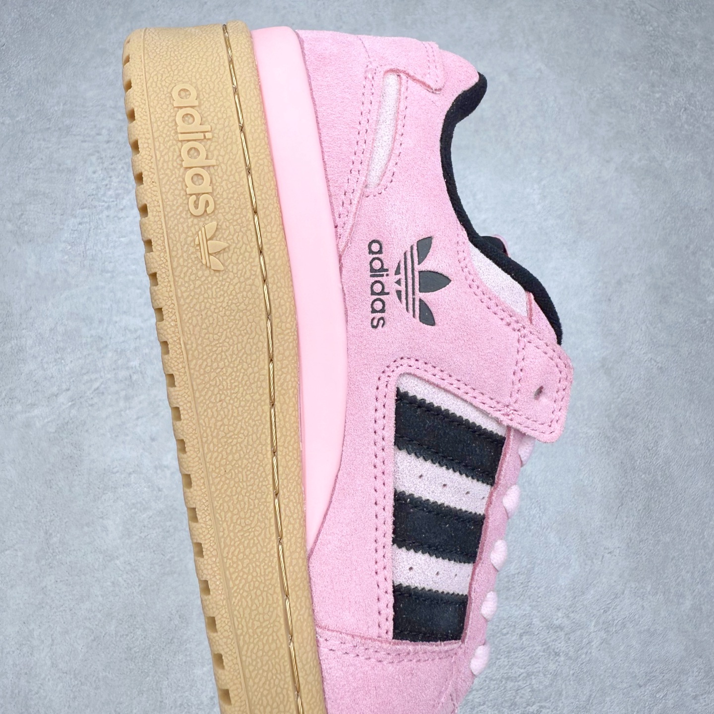 图片[6]-＃福利特价 AD Forum 84 Low OG 低帮百搭潮流休闲运动板鞋 以复古篮球鞋的外形为基础 采用皮革拼接 简约百搭 更加贴合舒适 中底内侧网格造型起到点睛之笔 外底橡胶 更显复古 尺码：36 36.5 37.5 38 38.5 39 40 40.5 41 42 42.5 43 44 44.5 45-选品中心