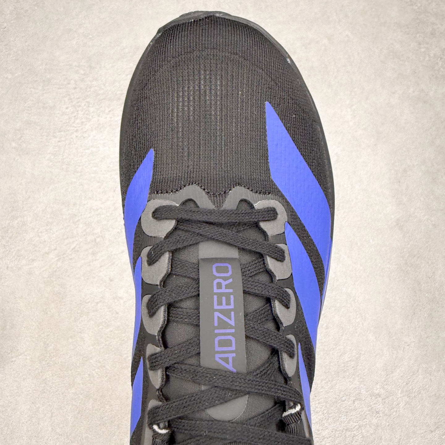 图片[4]-AD Adizero EVO SL 马拉松竞速专业跑鞋 CELERMESH针织网面非常轻薄 纤维间的缝隙很大 可以保证跑步时的透气、排汗效果 鞋舌直接与两侧的内衬和鞋底连接在一起 在跑步过程中不会被鞋舌的左右移动所困扰 在标准鞋带孔的基础上再拓宽一组鞋带孔 适合不同脚型的需求 突破性 EnergyRods 技术，有助于跑者实现更好的成绩 中底独特的LIGHTSTRIKE PRO泡棉材质 微弹感觉在跑步过程中给予了良好的支撑体验 对于顶级精英和高水平进阶跑者来说 ADIOS PRO是一双值得信赖的竞速比赛用鞋 尺码：36 36.5 37.5 38 38.5 39 40 40.5 41 42 42.5 43 44 44.5 45-选品中心