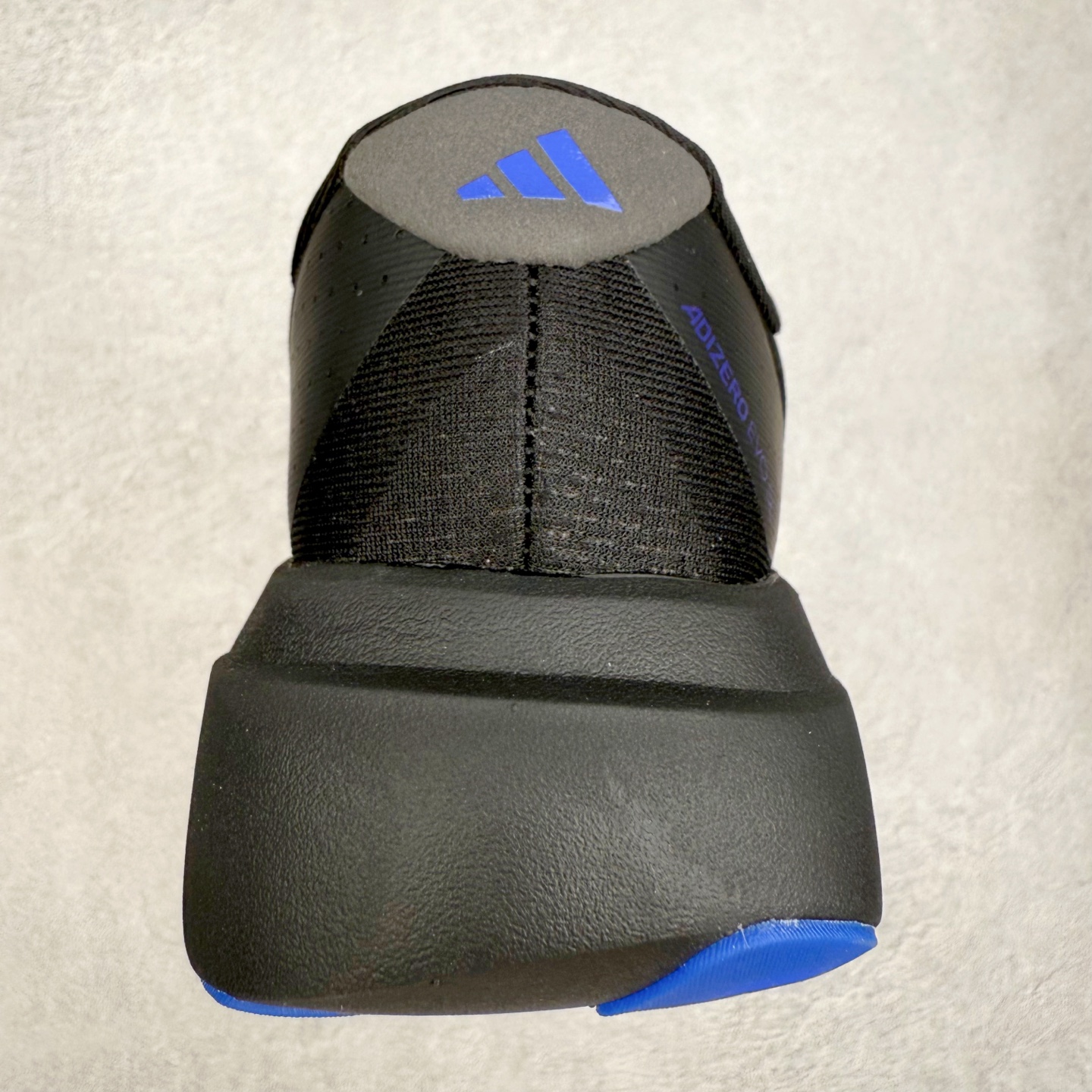 图片[8]-AD Adizero EVO SL 马拉松竞速专业跑鞋 CELERMESH针织网面非常轻薄 纤维间的缝隙很大 可以保证跑步时的透气、排汗效果 鞋舌直接与两侧的内衬和鞋底连接在一起 在跑步过程中不会被鞋舌的左右移动所困扰 在标准鞋带孔的基础上再拓宽一组鞋带孔 适合不同脚型的需求 突破性 EnergyRods 技术，有助于跑者实现更好的成绩 中底独特的LIGHTSTRIKE PRO泡棉材质 微弹感觉在跑步过程中给予了良好的支撑体验 对于顶级精英和高水平进阶跑者来说 ADIOS PRO是一双值得信赖的竞速比赛用鞋 尺码：36 36.5 37.5 38 38.5 39 40 40.5 41 42 42.5 43 44 44.5 45-选品中心