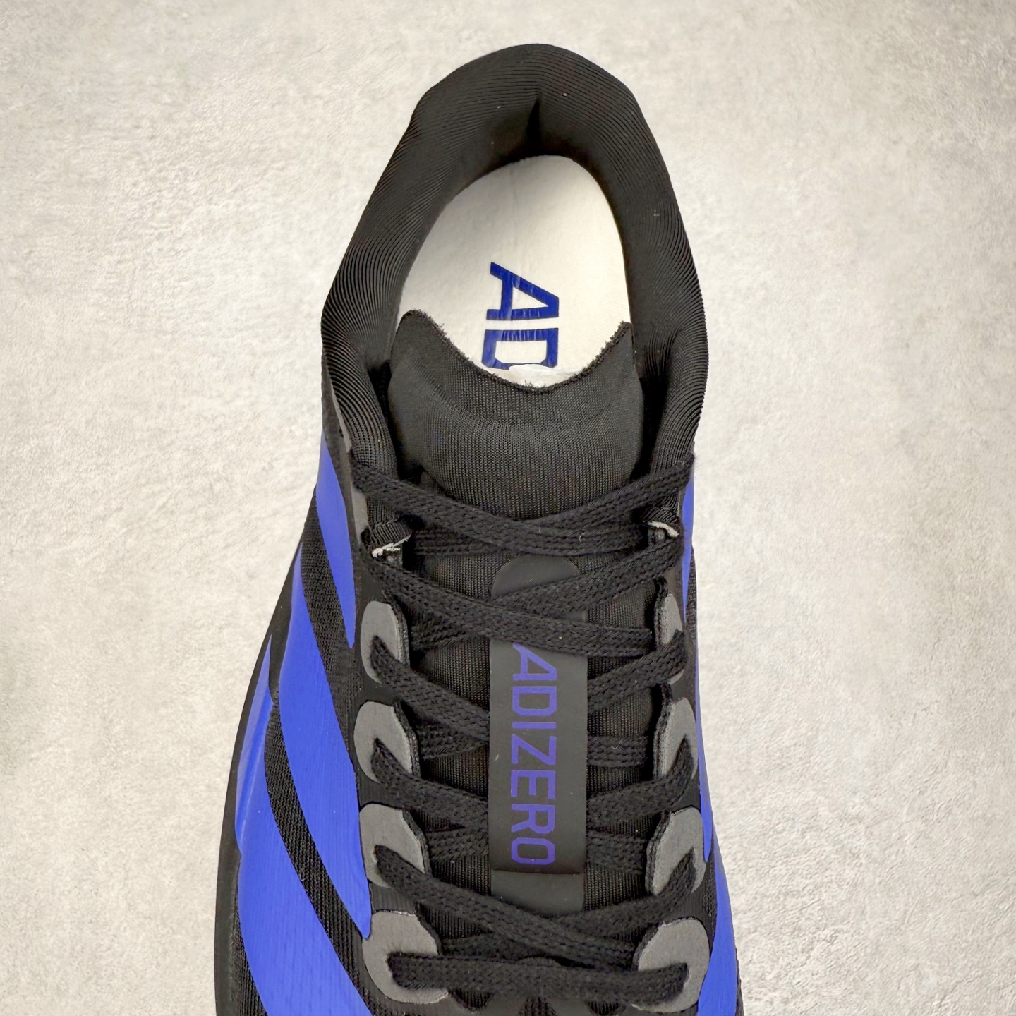 图片[5]-AD Adizero EVO SL 马拉松竞速专业跑鞋 CELERMESH针织网面非常轻薄 纤维间的缝隙很大 可以保证跑步时的透气、排汗效果 鞋舌直接与两侧的内衬和鞋底连接在一起 在跑步过程中不会被鞋舌的左右移动所困扰 在标准鞋带孔的基础上再拓宽一组鞋带孔 适合不同脚型的需求 突破性 EnergyRods 技术，有助于跑者实现更好的成绩 中底独特的LIGHTSTRIKE PRO泡棉材质 微弹感觉在跑步过程中给予了良好的支撑体验 对于顶级精英和高水平进阶跑者来说 ADIOS PRO是一双值得信赖的竞速比赛用鞋 尺码：36 36.5 37.5 38 38.5 39 40 40.5 41 42 42.5 43 44 44.5 45-选品中心