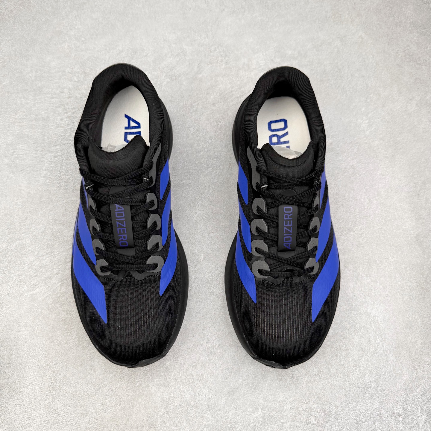 图片[2]-AD Adizero EVO SL 马拉松竞速专业跑鞋 CELERMESH针织网面非常轻薄 纤维间的缝隙很大 可以保证跑步时的透气、排汗效果 鞋舌直接与两侧的内衬和鞋底连接在一起 在跑步过程中不会被鞋舌的左右移动所困扰 在标准鞋带孔的基础上再拓宽一组鞋带孔 适合不同脚型的需求 突破性 EnergyRods 技术，有助于跑者实现更好的成绩 中底独特的LIGHTSTRIKE PRO泡棉材质 微弹感觉在跑步过程中给予了良好的支撑体验 对于顶级精英和高水平进阶跑者来说 ADIOS PRO是一双值得信赖的竞速比赛用鞋 尺码：36 36.5 37.5 38 38.5 39 40 40.5 41 42 42.5 43 44 44.5 45-选品中心