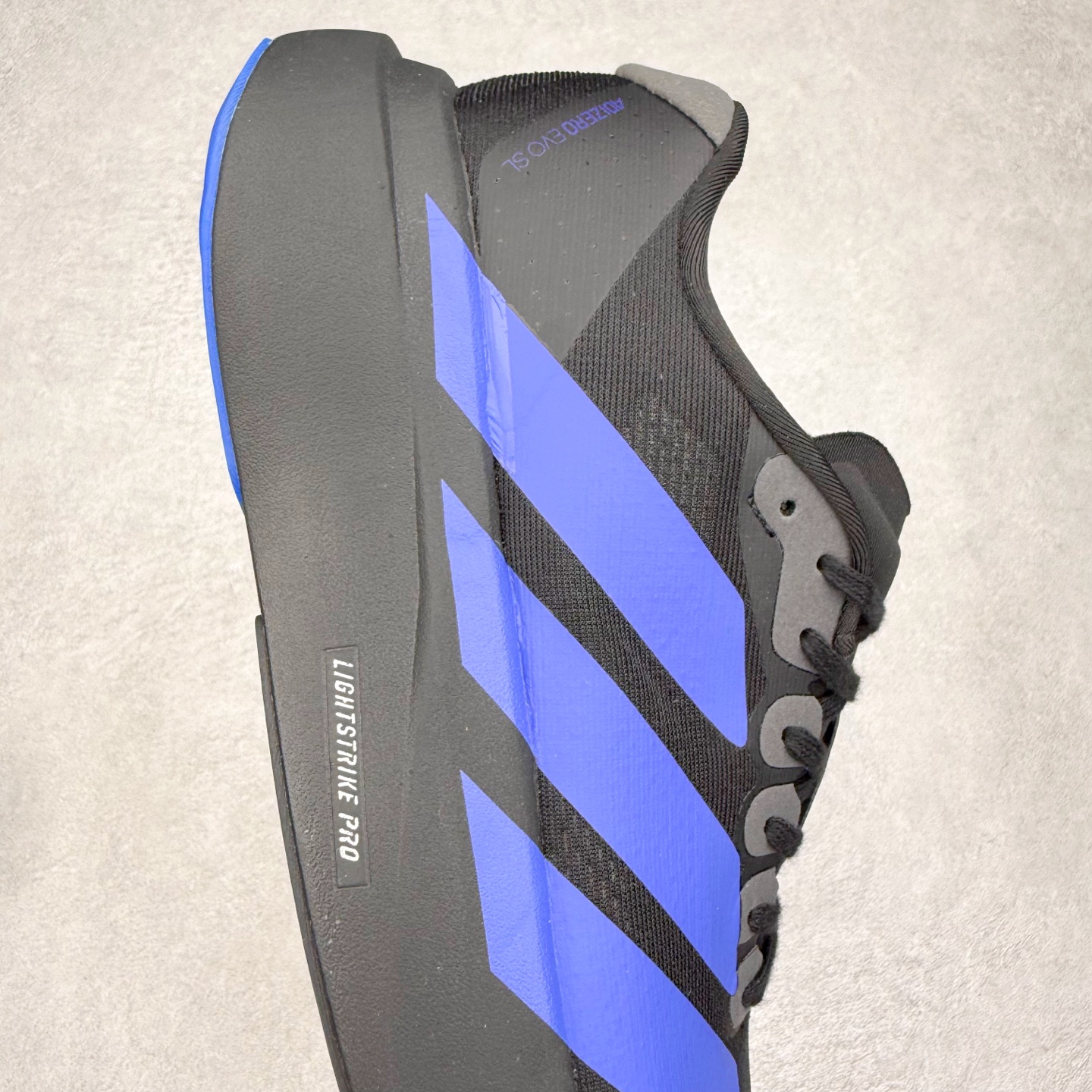 图片[6]-AD Adizero EVO SL 马拉松竞速专业跑鞋 CELERMESH针织网面非常轻薄 纤维间的缝隙很大 可以保证跑步时的透气、排汗效果 鞋舌直接与两侧的内衬和鞋底连接在一起 在跑步过程中不会被鞋舌的左右移动所困扰 在标准鞋带孔的基础上再拓宽一组鞋带孔 适合不同脚型的需求 突破性 EnergyRods 技术，有助于跑者实现更好的成绩 中底独特的LIGHTSTRIKE PRO泡棉材质 微弹感觉在跑步过程中给予了良好的支撑体验 对于顶级精英和高水平进阶跑者来说 ADIOS PRO是一双值得信赖的竞速比赛用鞋 尺码：36 36.5 37.5 38 38.5 39 40 40.5 41 42 42.5 43 44 44.5 45-选品中心