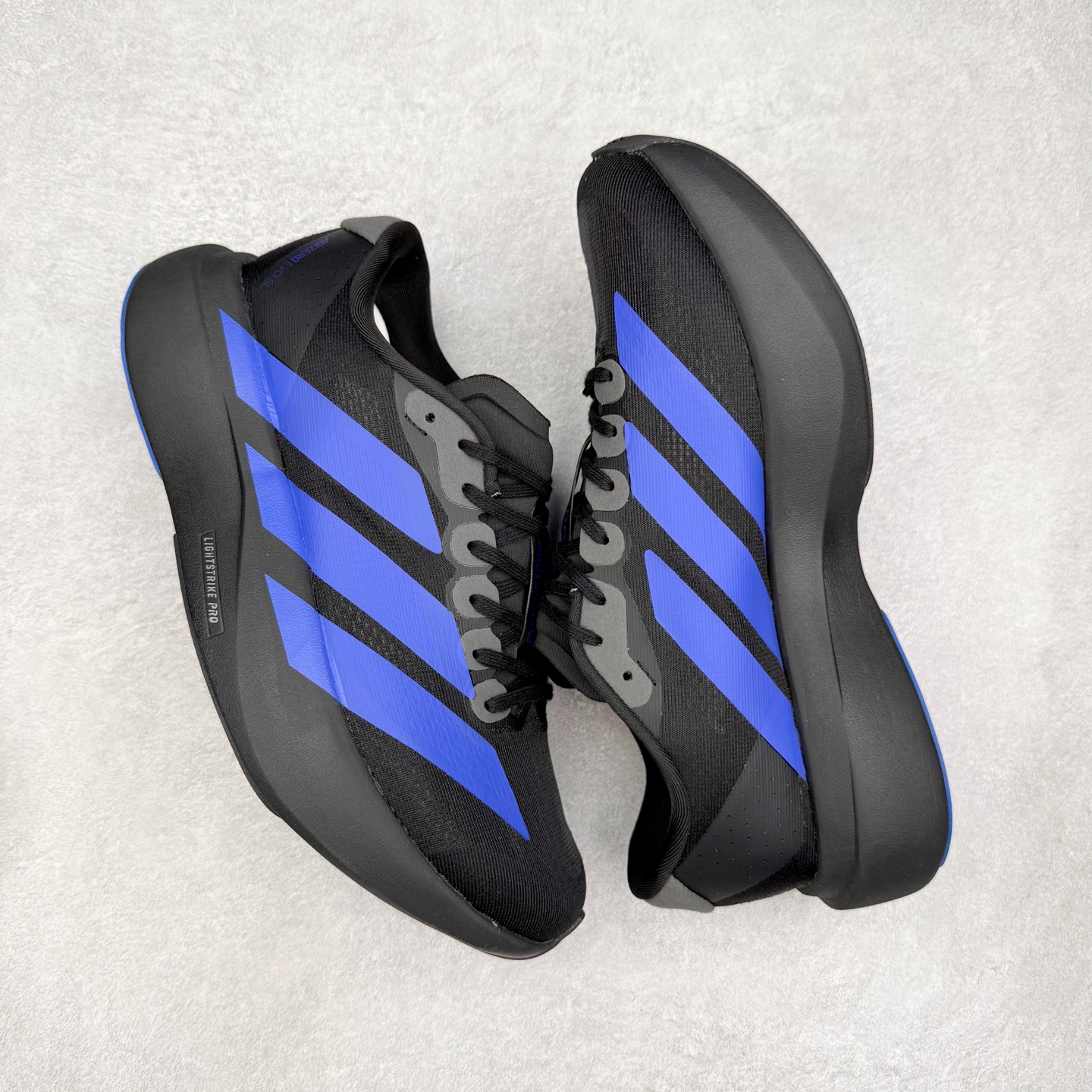 图片[3]-AD Adizero EVO SL 马拉松竞速专业跑鞋 CELERMESH针织网面非常轻薄 纤维间的缝隙很大 可以保证跑步时的透气、排汗效果 鞋舌直接与两侧的内衬和鞋底连接在一起 在跑步过程中不会被鞋舌的左右移动所困扰 在标准鞋带孔的基础上再拓宽一组鞋带孔 适合不同脚型的需求 突破性 EnergyRods 技术，有助于跑者实现更好的成绩 中底独特的LIGHTSTRIKE PRO泡棉材质 微弹感觉在跑步过程中给予了良好的支撑体验 对于顶级精英和高水平进阶跑者来说 ADIOS PRO是一双值得信赖的竞速比赛用鞋 尺码：36 36.5 37.5 38 38.5 39 40 40.5 41 42 42.5 43 44 44.5 45-选品中心