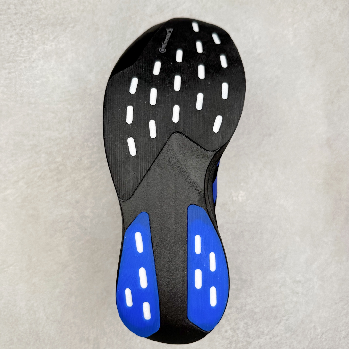 图片[9]-AD Adizero EVO SL 马拉松竞速专业跑鞋 CELERMESH针织网面非常轻薄 纤维间的缝隙很大 可以保证跑步时的透气、排汗效果 鞋舌直接与两侧的内衬和鞋底连接在一起 在跑步过程中不会被鞋舌的左右移动所困扰 在标准鞋带孔的基础上再拓宽一组鞋带孔 适合不同脚型的需求 突破性 EnergyRods 技术，有助于跑者实现更好的成绩 中底独特的LIGHTSTRIKE PRO泡棉材质 微弹感觉在跑步过程中给予了良好的支撑体验 对于顶级精英和高水平进阶跑者来说 ADIOS PRO是一双值得信赖的竞速比赛用鞋 尺码：36 36.5 37.5 38 38.5 39 40 40.5 41 42 42.5 43 44 44.5 45-选品中心