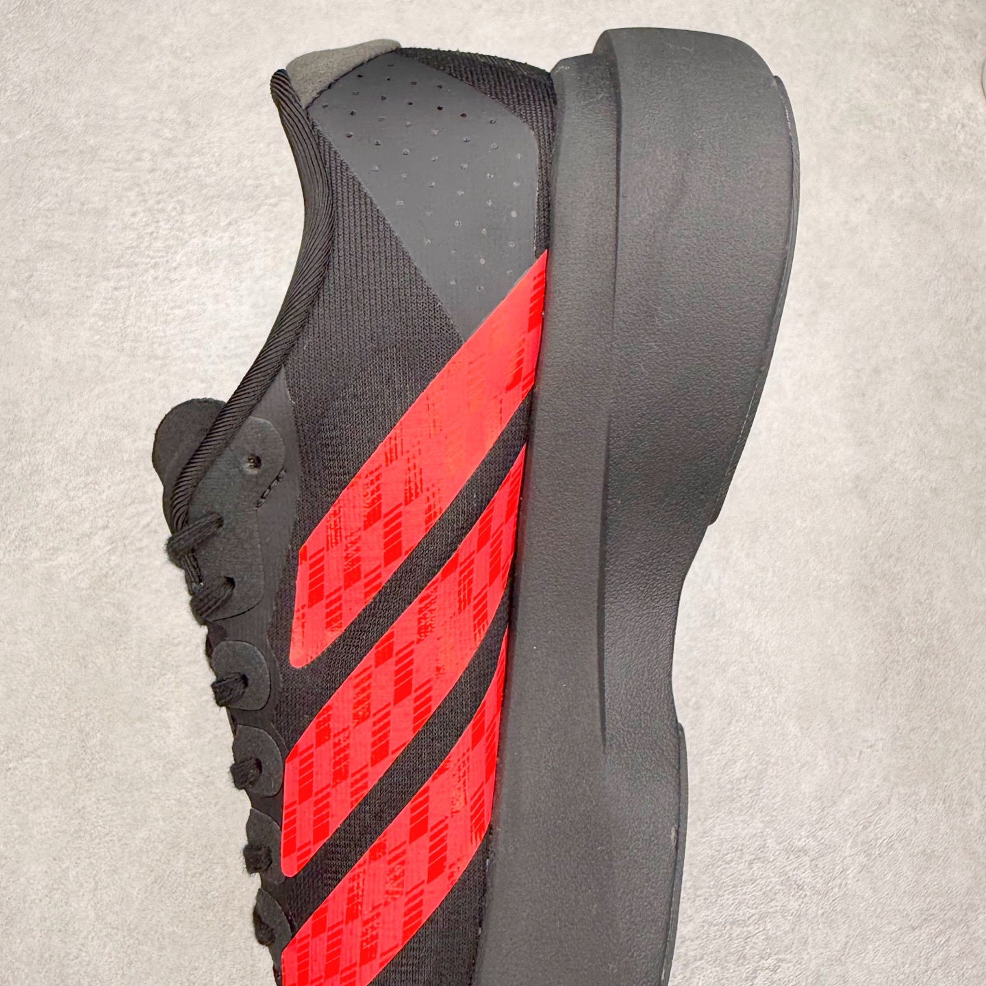 图片[7]-AD Adizero EVO SL 马拉松竞速专业跑鞋 CELERMESH针织网面非常轻薄 纤维间的缝隙很大 可以保证跑步时的透气、排汗效果 鞋舌直接与两侧的内衬和鞋底连接在一起 在跑步过程中不会被鞋舌的左右移动所困扰 在标准鞋带孔的基础上再拓宽一组鞋带孔 适合不同脚型的需求 突破性 EnergyRods 技术，有助于跑者实现更好的成绩 中底独特的LIGHTSTRIKE PRO泡棉材质 微弹感觉在跑步过程中给予了良好的支撑体验 对于顶级精英和高水平进阶跑者来说 ADIOS PRO是一双值得信赖的竞速比赛用鞋 尺码：36 36.5 37.5 38 38.5 39 40 40.5 41 42 42.5 43 44 44.5 45-选品中心