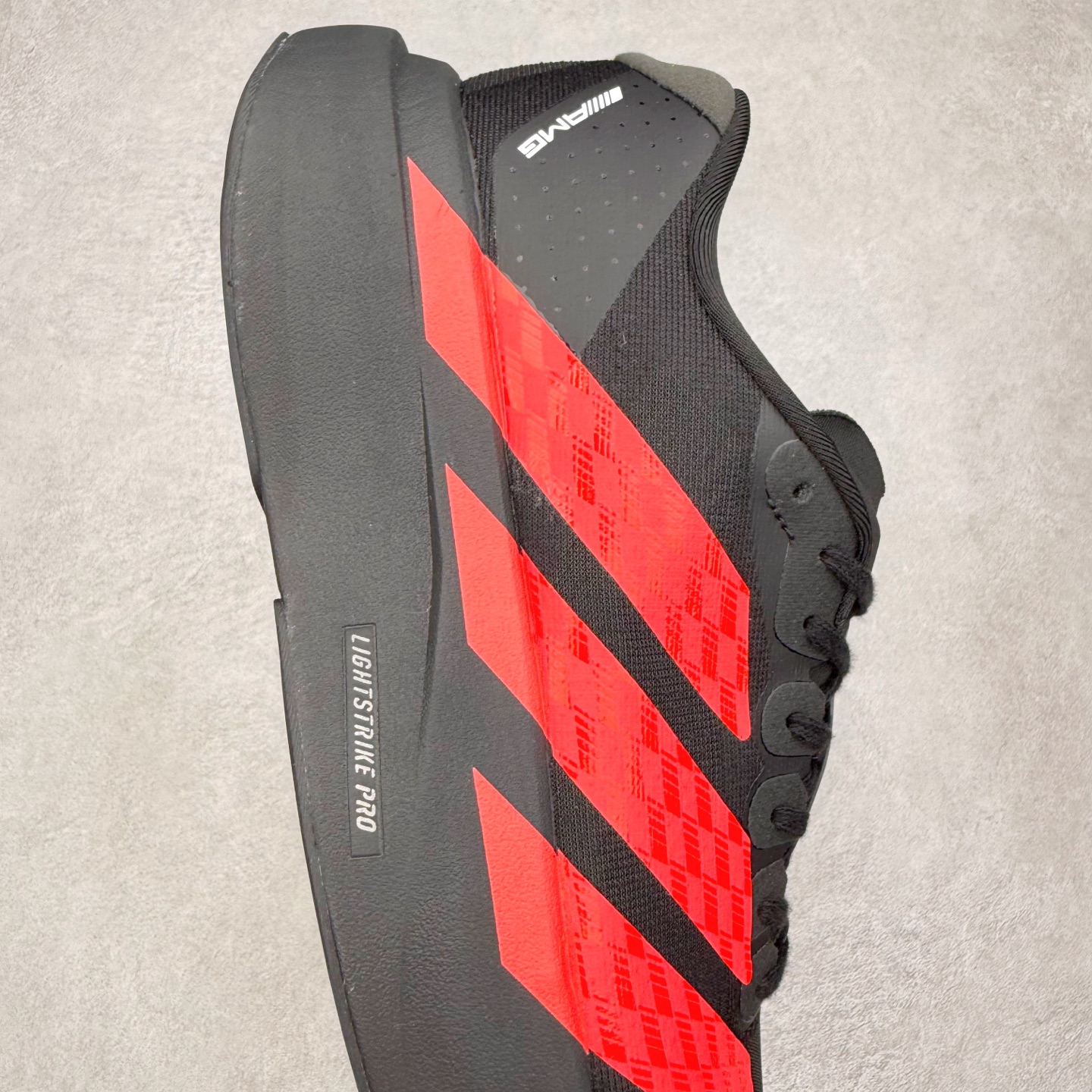 图片[6]-AD Adizero EVO SL 马拉松竞速专业跑鞋 CELERMESH针织网面非常轻薄 纤维间的缝隙很大 可以保证跑步时的透气、排汗效果 鞋舌直接与两侧的内衬和鞋底连接在一起 在跑步过程中不会被鞋舌的左右移动所困扰 在标准鞋带孔的基础上再拓宽一组鞋带孔 适合不同脚型的需求 突破性 EnergyRods 技术，有助于跑者实现更好的成绩 中底独特的LIGHTSTRIKE PRO泡棉材质 微弹感觉在跑步过程中给予了良好的支撑体验 对于顶级精英和高水平进阶跑者来说 ADIOS PRO是一双值得信赖的竞速比赛用鞋 尺码：36 36.5 37.5 38 38.5 39 40 40.5 41 42 42.5 43 44 44.5 45-选品中心