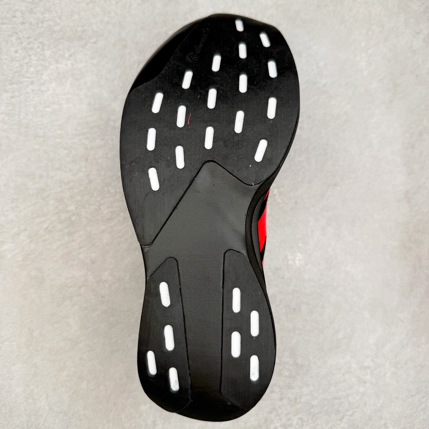 图片[9]-AD Adizero EVO SL 马拉松竞速专业跑鞋 CELERMESH针织网面非常轻薄 纤维间的缝隙很大 可以保证跑步时的透气、排汗效果 鞋舌直接与两侧的内衬和鞋底连接在一起 在跑步过程中不会被鞋舌的左右移动所困扰 在标准鞋带孔的基础上再拓宽一组鞋带孔 适合不同脚型的需求 突破性 EnergyRods 技术，有助于跑者实现更好的成绩 中底独特的LIGHTSTRIKE PRO泡棉材质 微弹感觉在跑步过程中给予了良好的支撑体验 对于顶级精英和高水平进阶跑者来说 ADIOS PRO是一双值得信赖的竞速比赛用鞋 尺码：36 36.5 37.5 38 38.5 39 40 40.5 41 42 42.5 43 44 44.5 45-选品中心