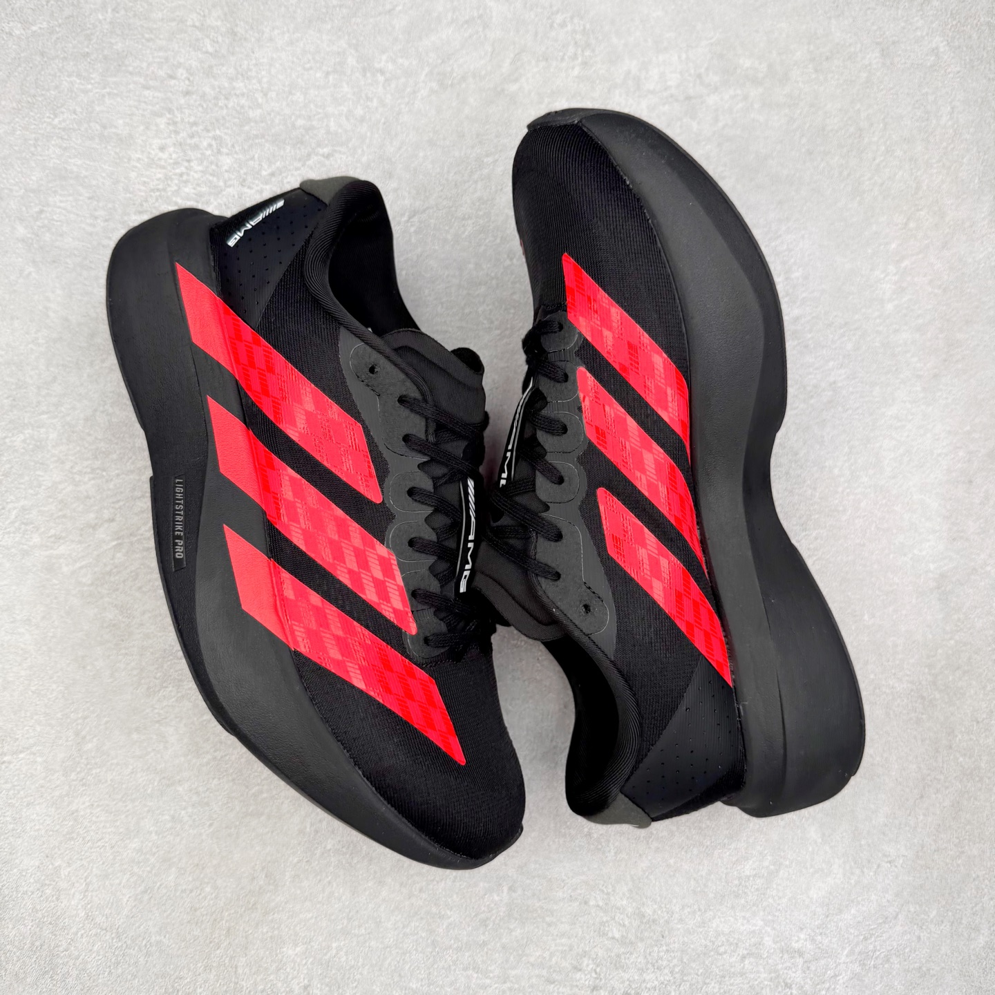 图片[3]-AD Adizero EVO SL 马拉松竞速专业跑鞋 CELERMESH针织网面非常轻薄 纤维间的缝隙很大 可以保证跑步时的透气、排汗效果 鞋舌直接与两侧的内衬和鞋底连接在一起 在跑步过程中不会被鞋舌的左右移动所困扰 在标准鞋带孔的基础上再拓宽一组鞋带孔 适合不同脚型的需求 突破性 EnergyRods 技术，有助于跑者实现更好的成绩 中底独特的LIGHTSTRIKE PRO泡棉材质 微弹感觉在跑步过程中给予了良好的支撑体验 对于顶级精英和高水平进阶跑者来说 ADIOS PRO是一双值得信赖的竞速比赛用鞋 尺码：36 36.5 37.5 38 38.5 39 40 40.5 41 42 42.5 43 44 44.5 45-选品中心