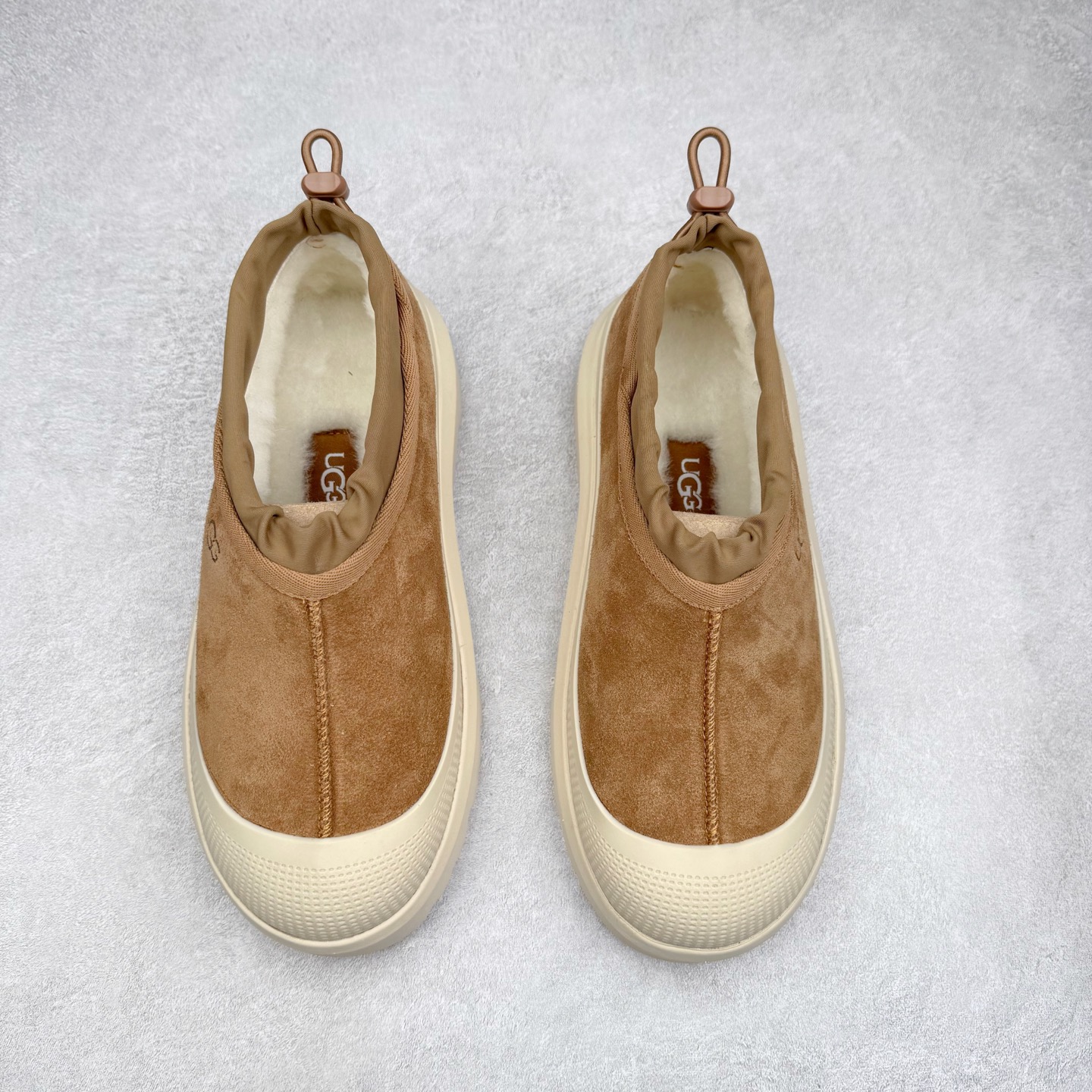 图片[2]-UGG 4096 M Tasman Weather Hybrid 塔斯曼混合系列低帮厚底轻量休闲运动鞋 UGG 2024秋冬新品 机能撞色王一博代言热门大爆款！包头套脚低帮 进口隆丰一级羊皮毛一体 代购专供品质 高弹Modern中底 外置防滑大底 套脚抽绳设计 穿脱十分方便 采用TPU模压定型翻毛皮鞋面材质#选用17毫米UGGPURE™ 植入式羊毛里衬与可拆卸的UGGPURE™ 植入式羊毛鞋垫#包头式EVA轻翼科技外底防滑,耐磨性和良好的弹性❗ 尺码：36/45-选品中心