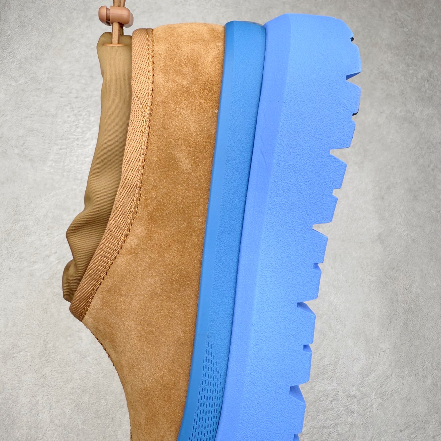 图片[7]-UGG 4096 M Tasman Weather Hybrid 塔斯曼混合系列低帮厚底轻量休闲运动鞋 UGG 2024秋冬新品 机能撞色王一博代言热门大爆款！包头套脚低帮 进口隆丰一级羊皮毛一体 代购专供品质 高弹Modern中底 外置防滑大底 套脚抽绳设计 穿脱十分方便 采用TPU模压定型翻毛皮鞋面材质#选用17毫米UGGPURE™ 植入式羊毛里衬与可拆卸的UGGPURE™ 植入式羊毛鞋垫#包头式EVA轻翼科技外底防滑,耐磨性和良好的弹性❗ 尺码：36/45-选品中心