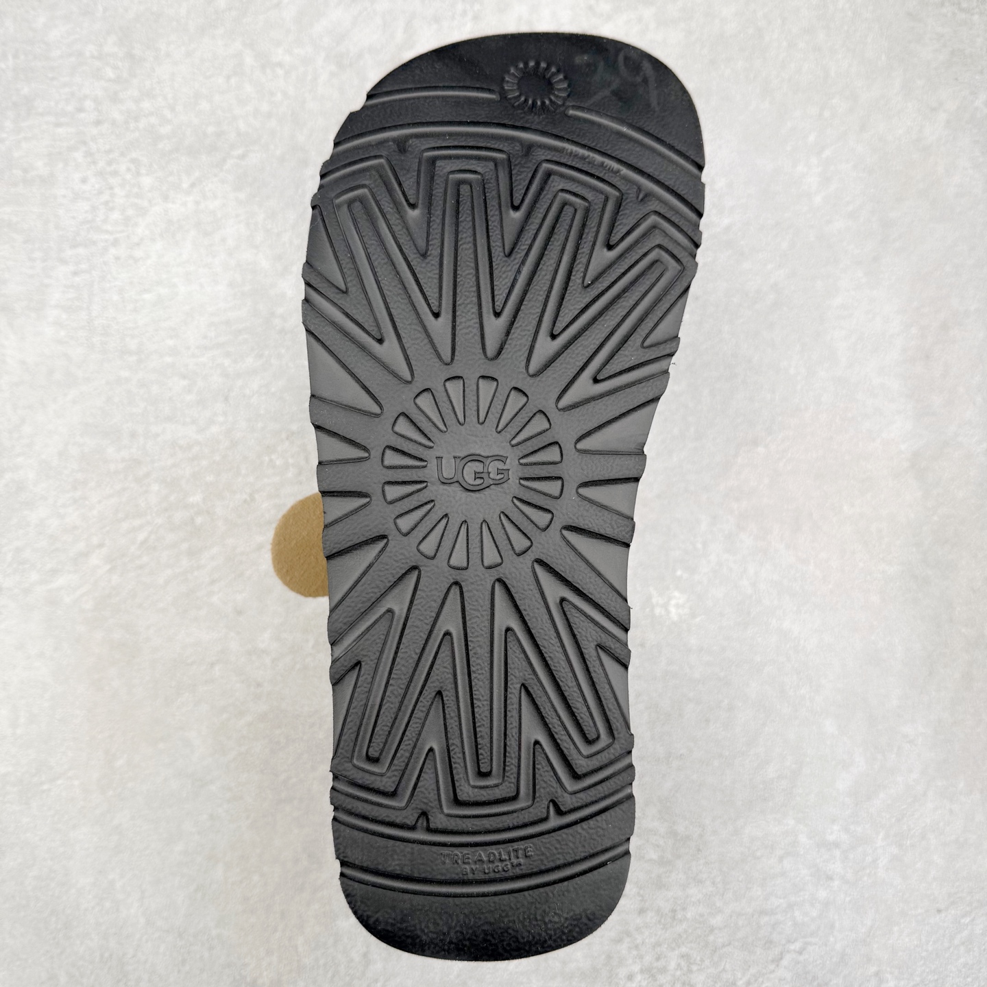 图片[9]-UGG 0891 秋冬羊皮毛一体雪地靴袋鼠鞋 全鞋采用ZP同厂 隆丰A级澳洲进口羊皮毛一体 品牌代工厂生产线 完全遵循ZP工艺流程 代工厂原厂版师 秉承无原鞋不开发选择 注重每一处细节 市面最正版型 TREADLITE\\\”轻翼\\\”科技外底 轻便/耐用/柔韧/桩型【售后郑重承诺】一个月内若出现重大脱胶/断底等质量问题 直接为您换新！尺码：35 36 37 38 39 40-选品中心