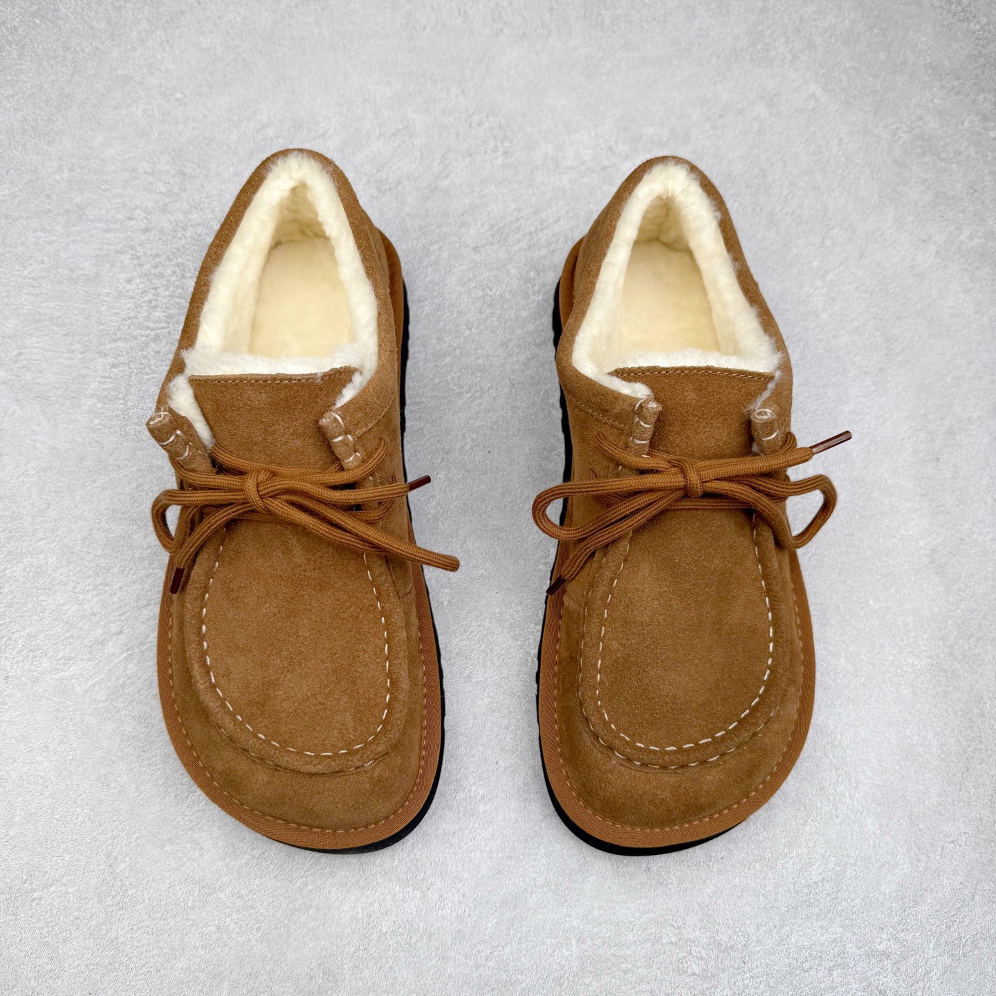 图片[2]-UGG 0891 秋冬羊皮毛一体雪地靴袋鼠鞋 全鞋采用ZP同厂 隆丰A级澳洲进口羊皮毛一体 品牌代工厂生产线 完全遵循ZP工艺流程 代工厂原厂版师 秉承无原鞋不开发选择 注重每一处细节 市面最正版型 TREADLITE\\\”轻翼\\\”科技外底 轻便/耐用/柔韧/桩型【售后郑重承诺】一个月内若出现重大脱胶/断底等质量问题 直接为您换新！尺码：35 36 37 38 39 40-选品中心