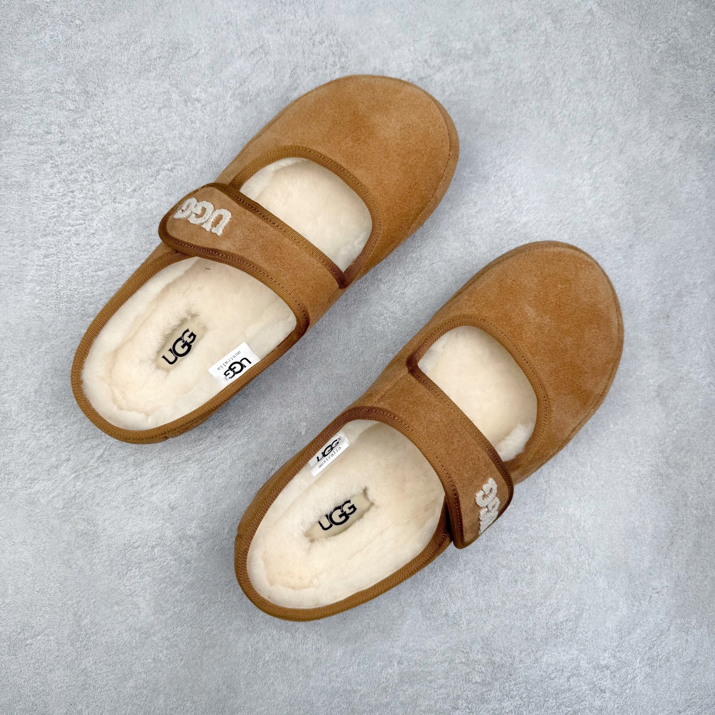 图片[3]-UGG 5215 玛丽珍 穆勒拖鞋 1.5CM薄底 女款 小红书爆款 广州外贸大厂生产 鞋头到鞋垫真羊皮毛一体 独立外盒包装 工艺 区别市面任何版本 1.5Ccm薄底 独立原版开发大底 羊绒鞋垫 冬季保暖外出 家居都是很适合的选择 今年uug推出款式系列 局部偏向年轻消费者喜好 也走到时尚潮流穿搭的前沿 鞋身材质 翻毛皮鞋面 17毫米UGGPURE™植入式羊毛内底 轻便防滑舒适橡胶外底 带有品牌LOGO商标 带全套包装 尺码：35 36 37 38 39 40-选品中心