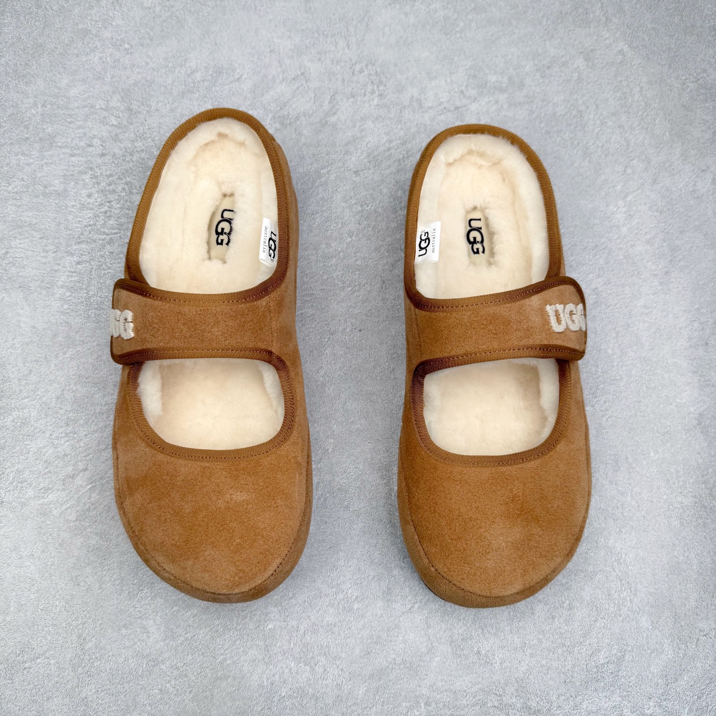 图片[2]-UGG 5215 玛丽珍 穆勒拖鞋 1.5CM薄底 女款 小红书爆款 广州外贸大厂生产 鞋头到鞋垫真羊皮毛一体 独立外盒包装 工艺 区别市面任何版本 1.5Ccm薄底 独立原版开发大底 羊绒鞋垫 冬季保暖外出 家居都是很适合的选择 今年uug推出款式系列 局部偏向年轻消费者喜好 也走到时尚潮流穿搭的前沿 鞋身材质 翻毛皮鞋面 17毫米UGGPURE™植入式羊毛内底 轻便防滑舒适橡胶外底 带有品牌LOGO商标 带全套包装 尺码：35 36 37 38 39 40-选品中心