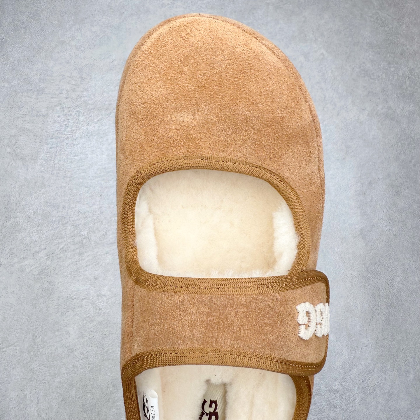 图片[4]-UGG 5215 玛丽珍 穆勒拖鞋 1.5CM薄底 女款 小红书爆款 广州外贸大厂生产 鞋头到鞋垫真羊皮毛一体 独立外盒包装 工艺 区别市面任何版本 1.5Ccm薄底 独立原版开发大底 羊绒鞋垫 冬季保暖外出 家居都是很适合的选择 今年uug推出款式系列 局部偏向年轻消费者喜好 也走到时尚潮流穿搭的前沿 鞋身材质 翻毛皮鞋面 17毫米UGGPURE™植入式羊毛内底 轻便防滑舒适橡胶外底 带有品牌LOGO商标 带全套包装 尺码：35 36 37 38 39 40-选品中心