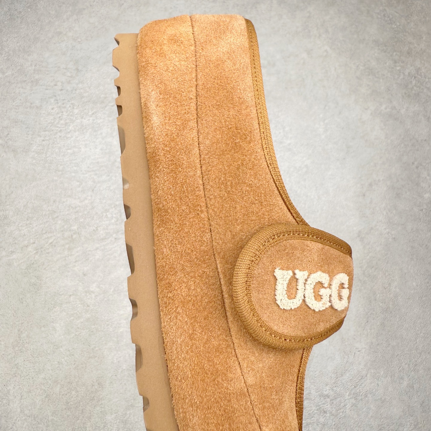 图片[6]-UGG 5215 玛丽珍 穆勒拖鞋 1.5CM薄底 女款 小红书爆款 广州外贸大厂生产 鞋头到鞋垫真羊皮毛一体 独立外盒包装 工艺 区别市面任何版本 1.5Ccm薄底 独立原版开发大底 羊绒鞋垫 冬季保暖外出 家居都是很适合的选择 今年uug推出款式系列 局部偏向年轻消费者喜好 也走到时尚潮流穿搭的前沿 鞋身材质 翻毛皮鞋面 17毫米UGGPURE™植入式羊毛内底 轻便防滑舒适橡胶外底 带有品牌LOGO商标 带全套包装 尺码：35 36 37 38 39 40-选品中心