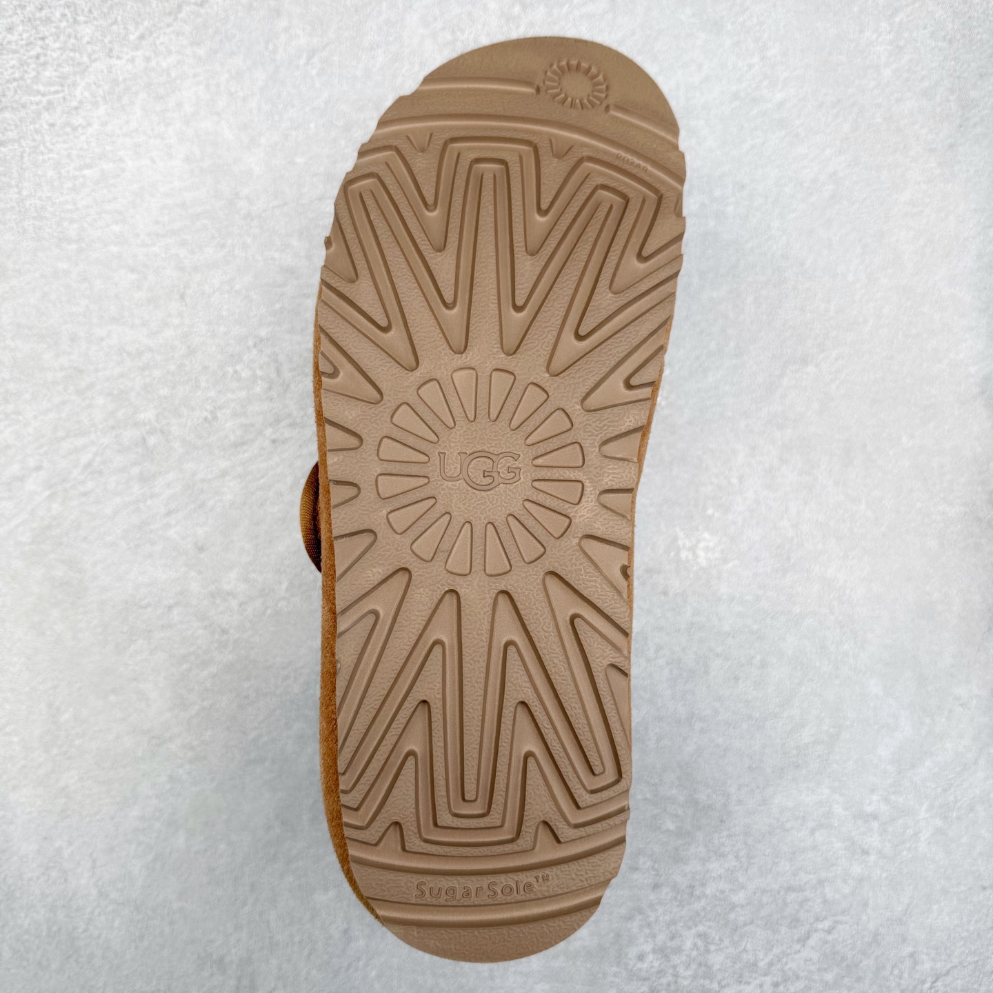 图片[9]-UGG 5215 玛丽珍 穆勒拖鞋 1.5CM薄底 女款 小红书爆款 广州外贸大厂生产 鞋头到鞋垫真羊皮毛一体 独立外盒包装 工艺 区别市面任何版本 1.5Ccm薄底 独立原版开发大底 羊绒鞋垫 冬季保暖外出 家居都是很适合的选择 今年uug推出款式系列 局部偏向年轻消费者喜好 也走到时尚潮流穿搭的前沿 鞋身材质 翻毛皮鞋面 17毫米UGGPURE™植入式羊毛内底 轻便防滑舒适橡胶外底 带有品牌LOGO商标 带全套包装 尺码：35 36 37 38 39 40-选品中心