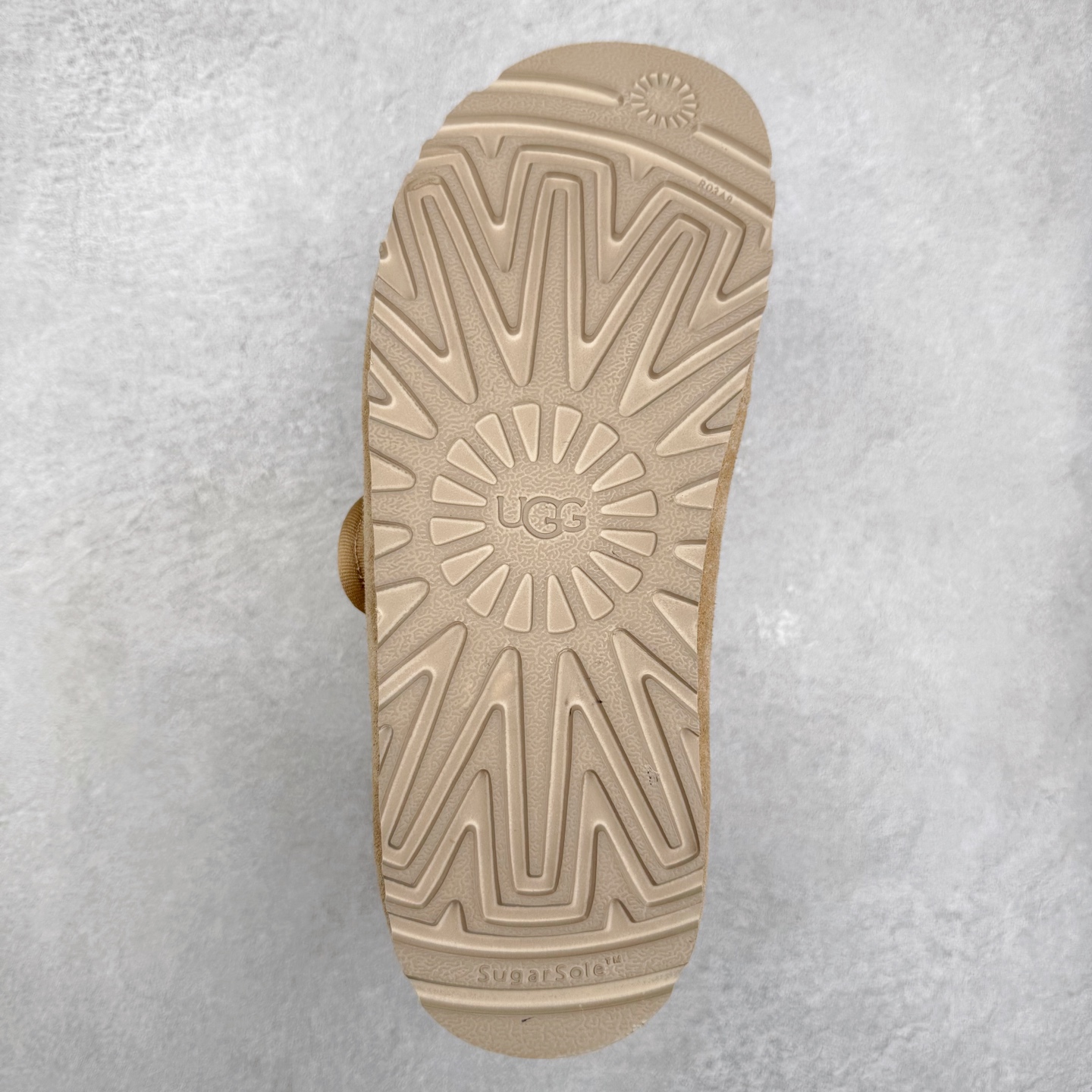 图片[9]-UGG 5215 玛丽珍 穆勒拖鞋 1.5CM薄底 女款 小红书爆款 广州外贸大厂生产 鞋头到鞋垫真羊皮毛一体 独立外盒包装 工艺 区别市面任何版本 1.5Ccm薄底 独立原版开发大底 羊绒鞋垫 冬季保暖外出 家居都是很适合的选择 今年uug推出款式系列 局部偏向年轻消费者喜好 也走到时尚潮流穿搭的前沿 鞋身材质 翻毛皮鞋面 17毫米UGGPURE™植入式羊毛内底 轻便防滑舒适橡胶外底 带有品牌LOGO商标 带全套包装 尺码：35 36 37 38 39 40-选品中心